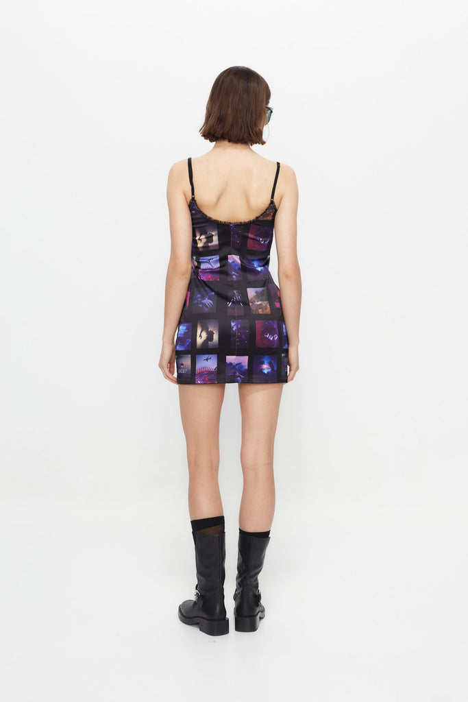 Elastic printed dress made of satin fabric. Corset cut with sides. Adjustable straps. Bow detail with metallic ornament.