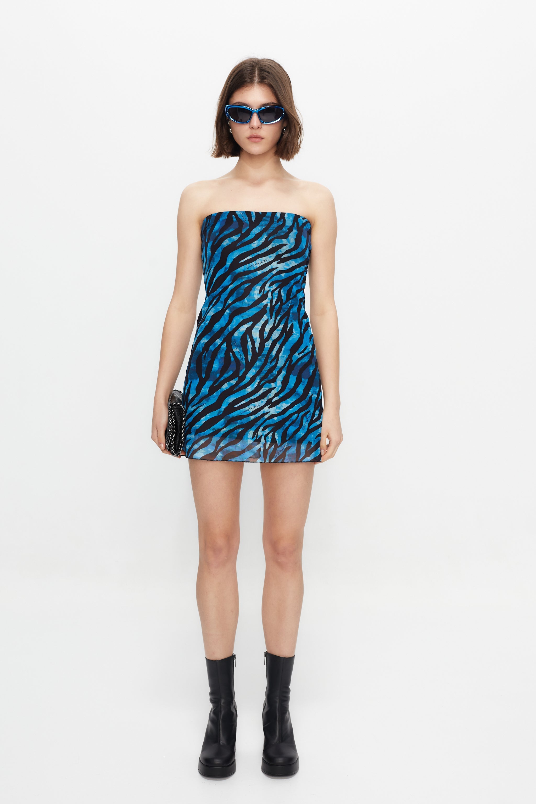 Elastic printed dress with lining. Strapless cut with side gathering. 