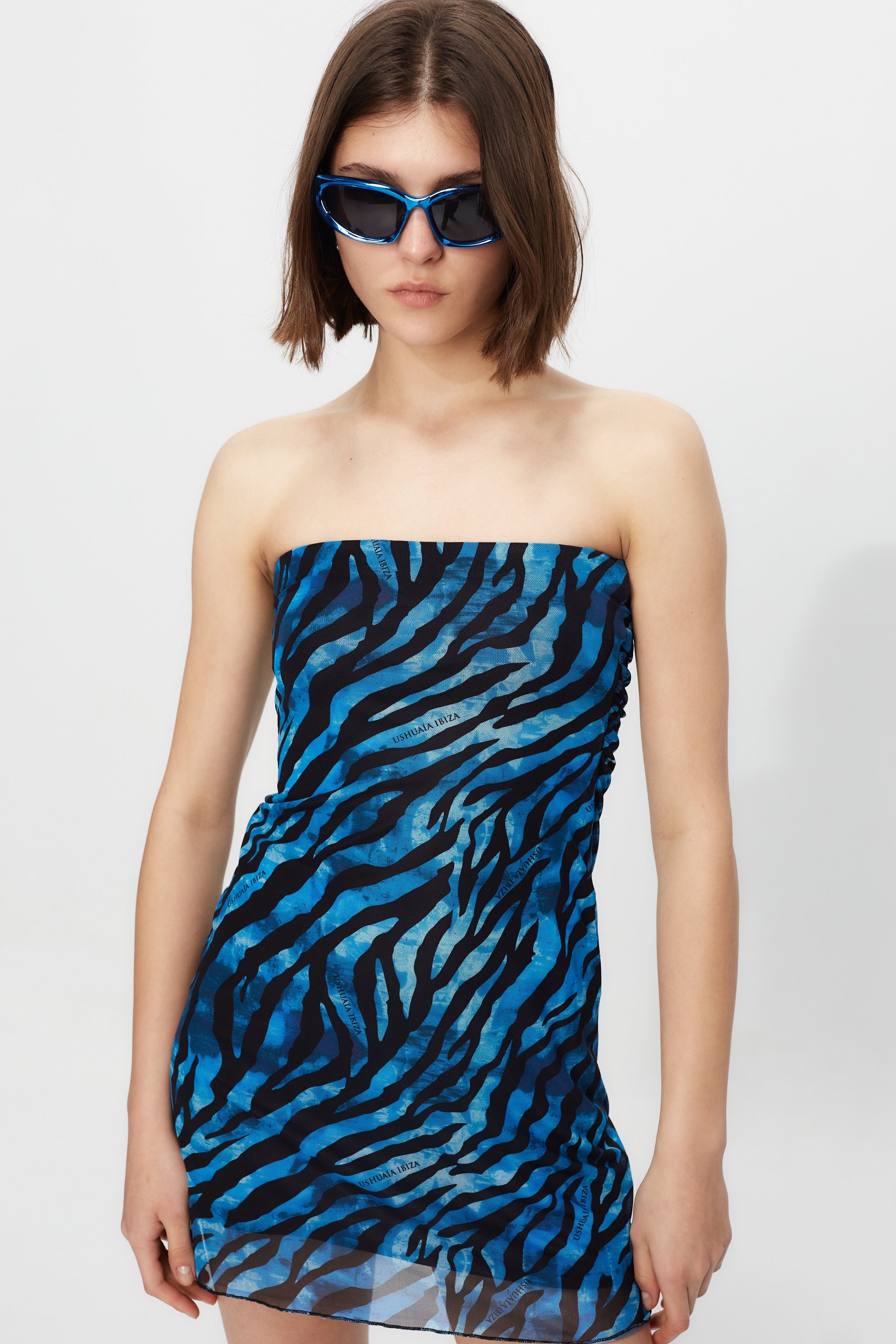 Elastic printed dress with lining. Strapless cut with side gathering. 