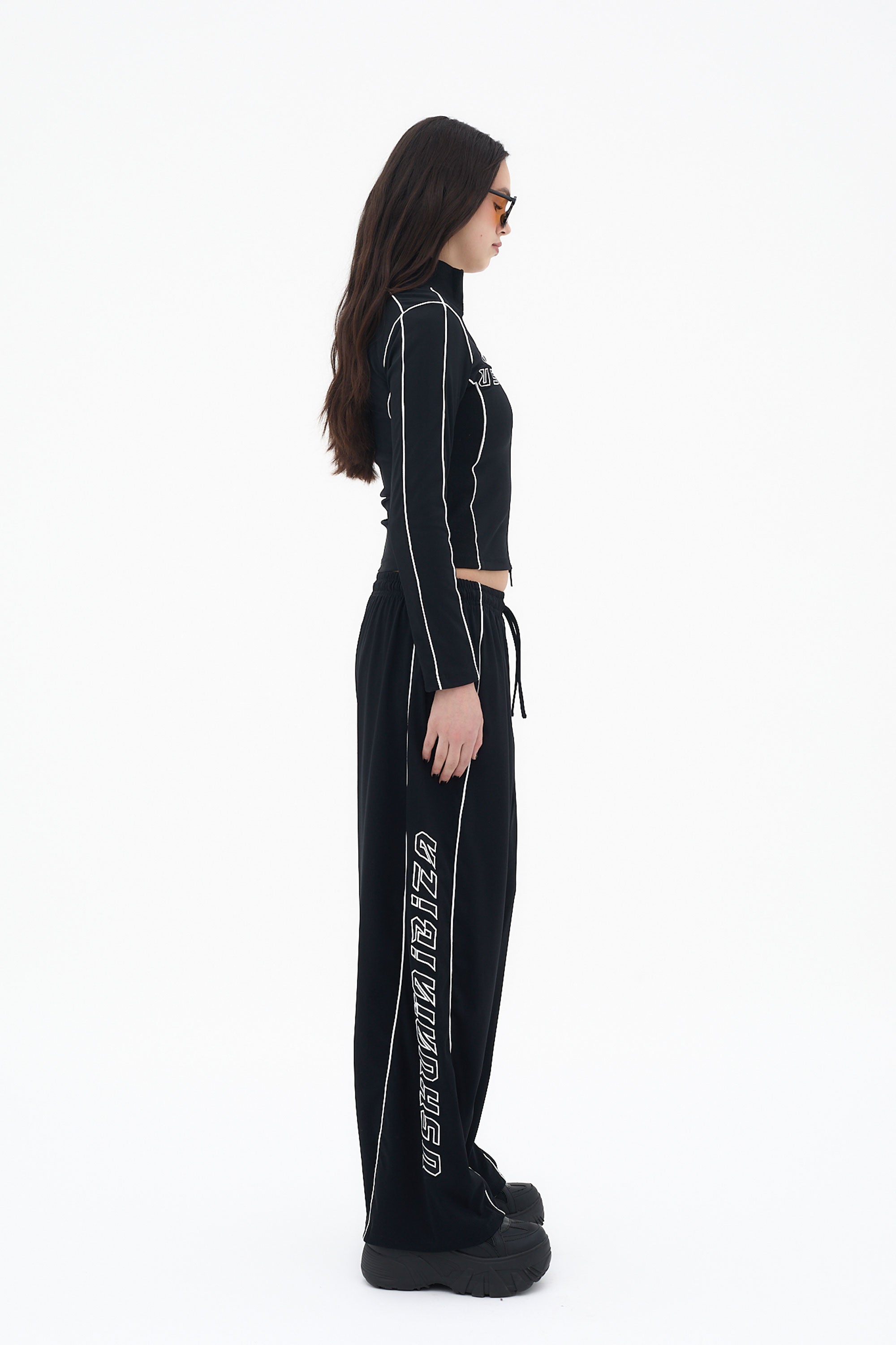 sudadera mujer negra cremallera frontal cuello alto