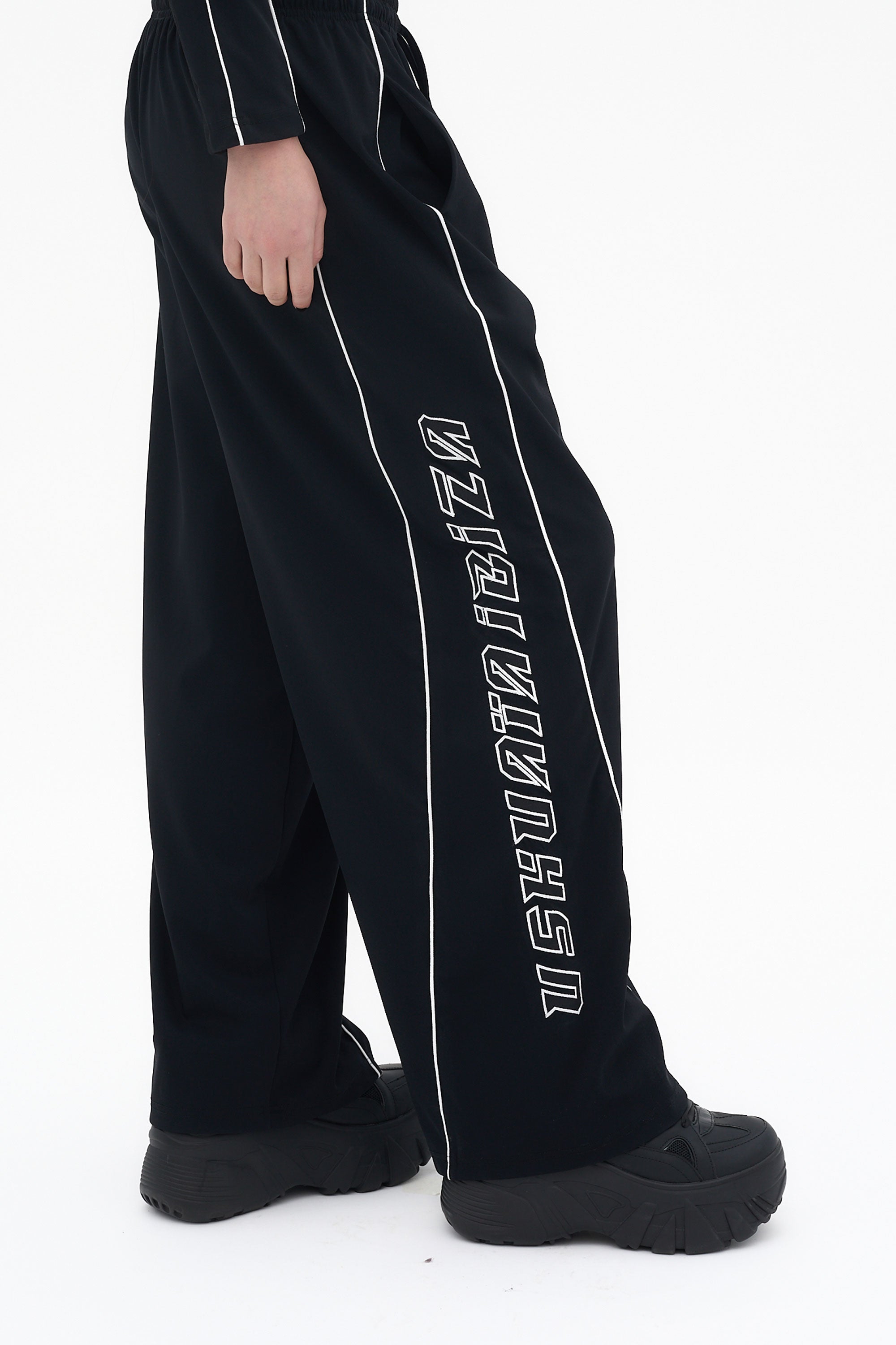 pantalon mujer negro holgado logo bordado lateral ushuaia