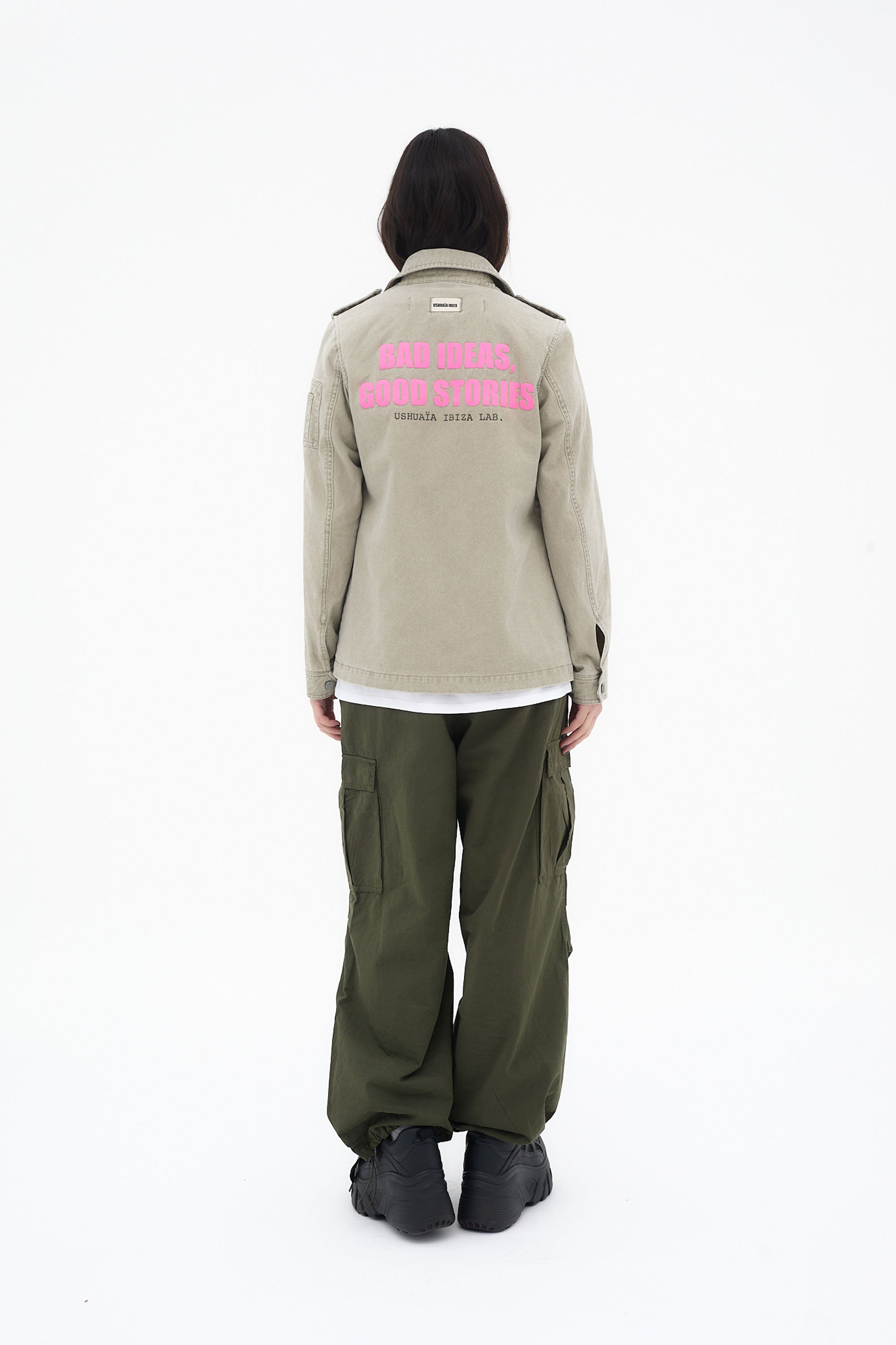 chaqueta militar mujer verde bolsillos frontales