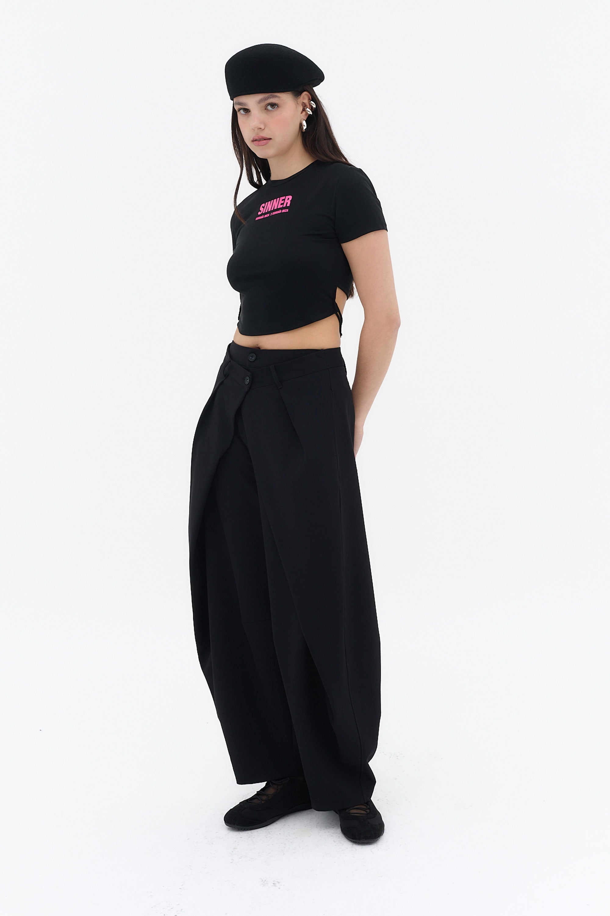 camiseta mujer negra crop sinner