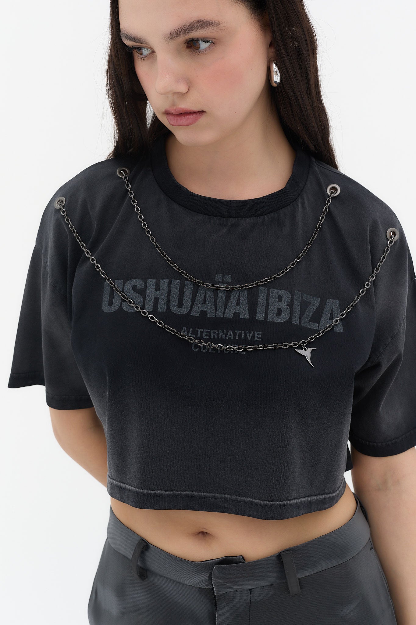 camiseta mujer negra crop cadenas ushuaia