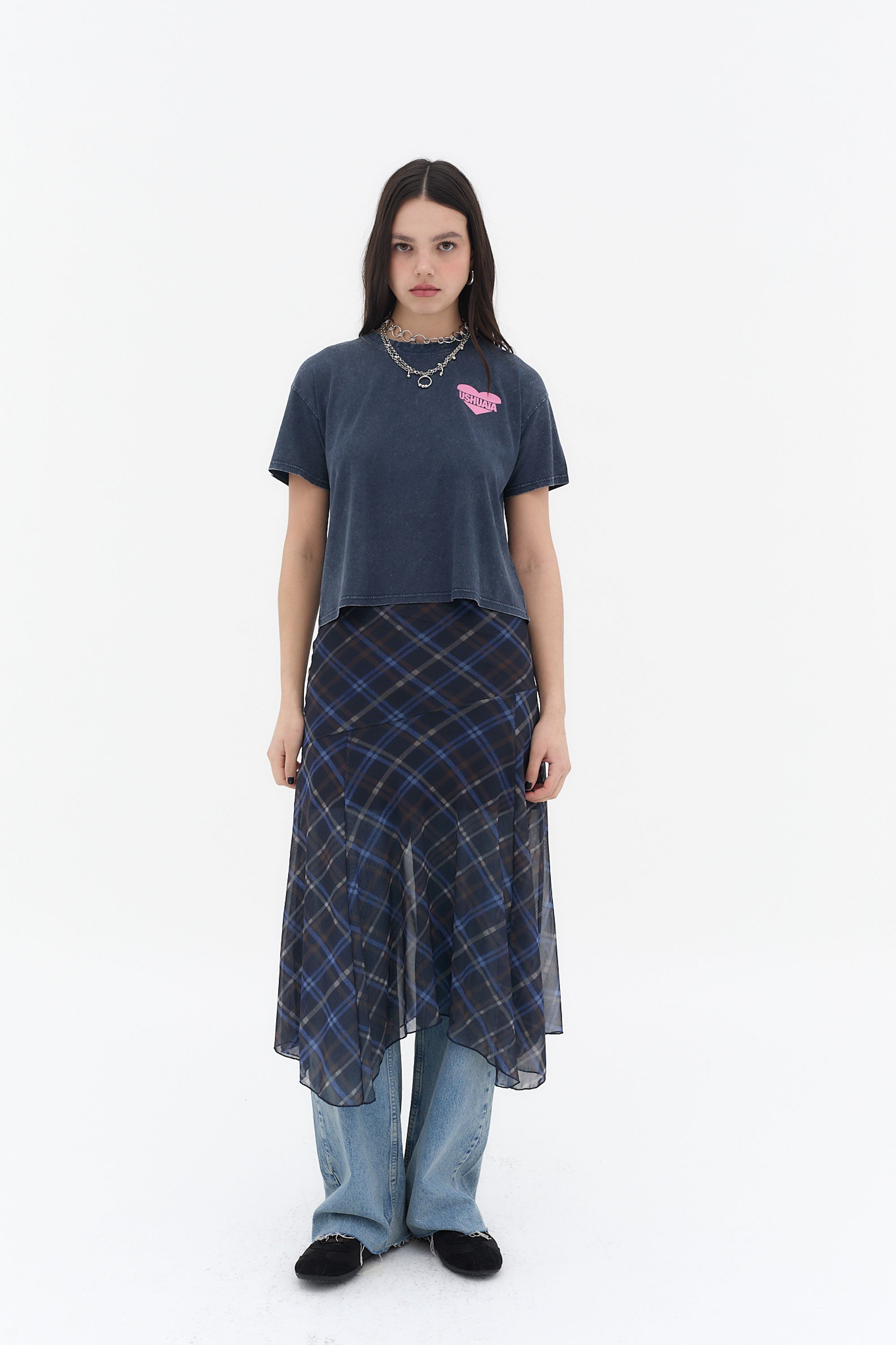 camiseta mujer negra acid wash grafico ushuaia