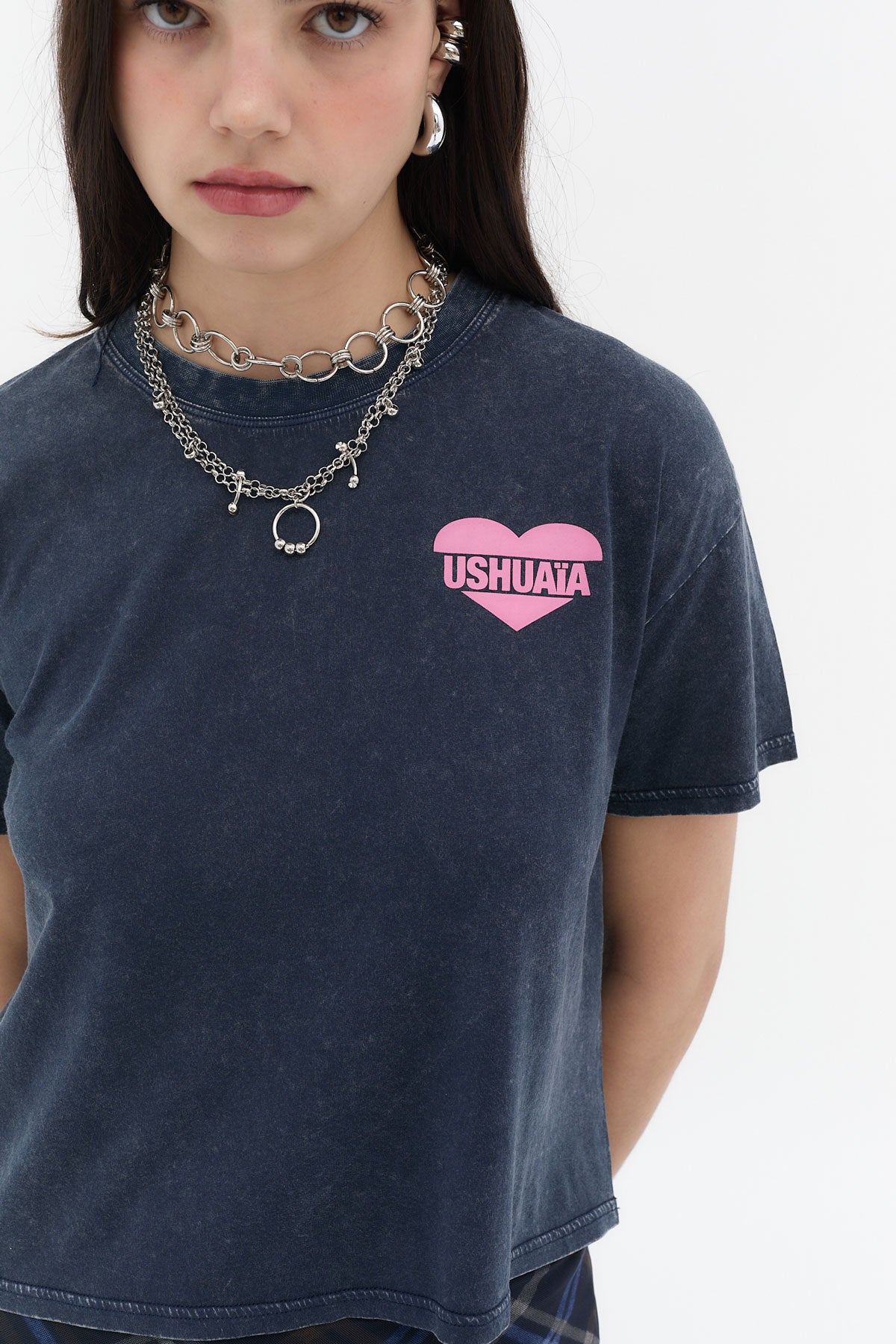 camiseta mujer negra acid wash grafico ushuaia