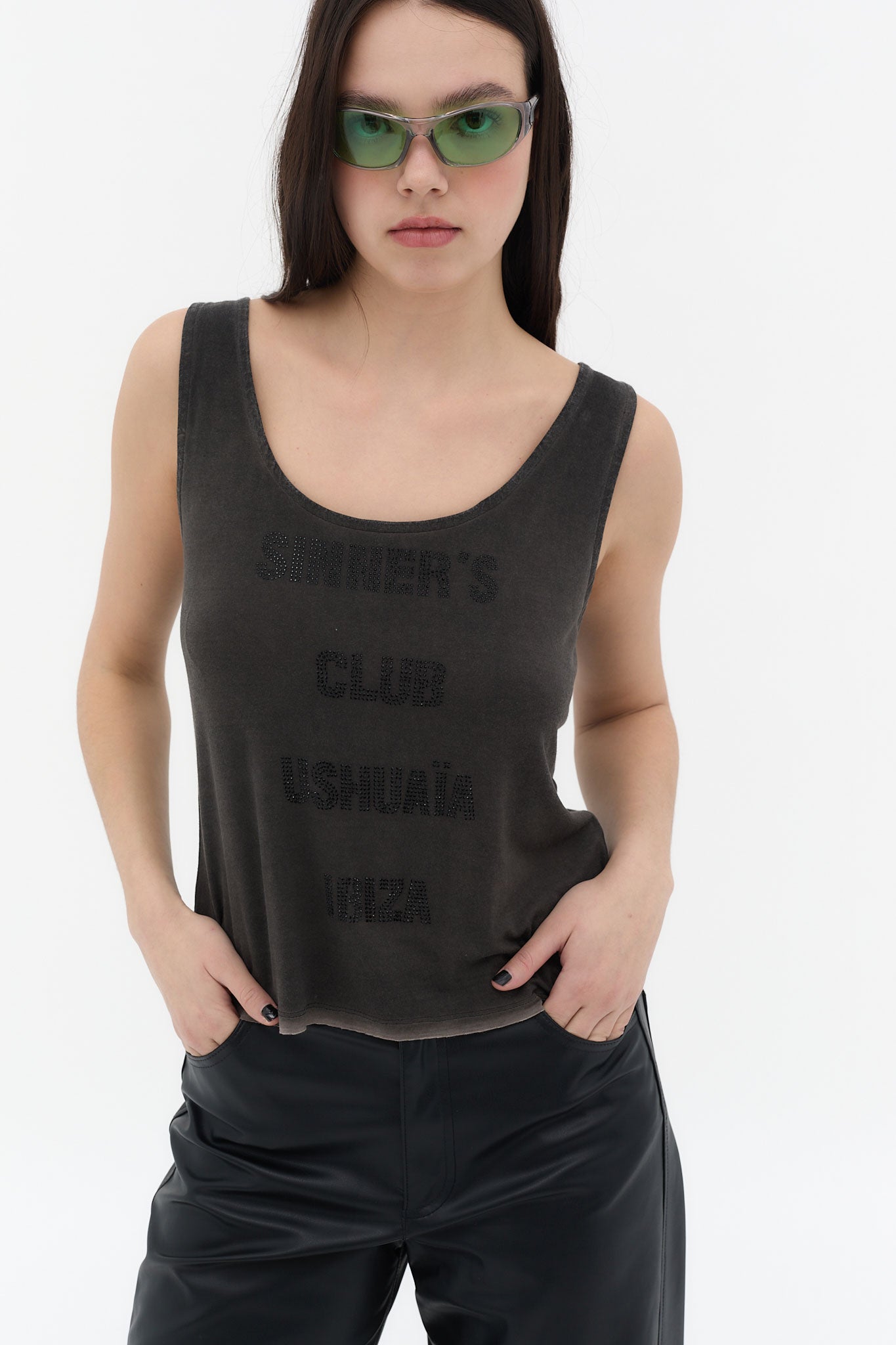 camiseta tirantes mujer negra grafico frontal y cadenas espalda