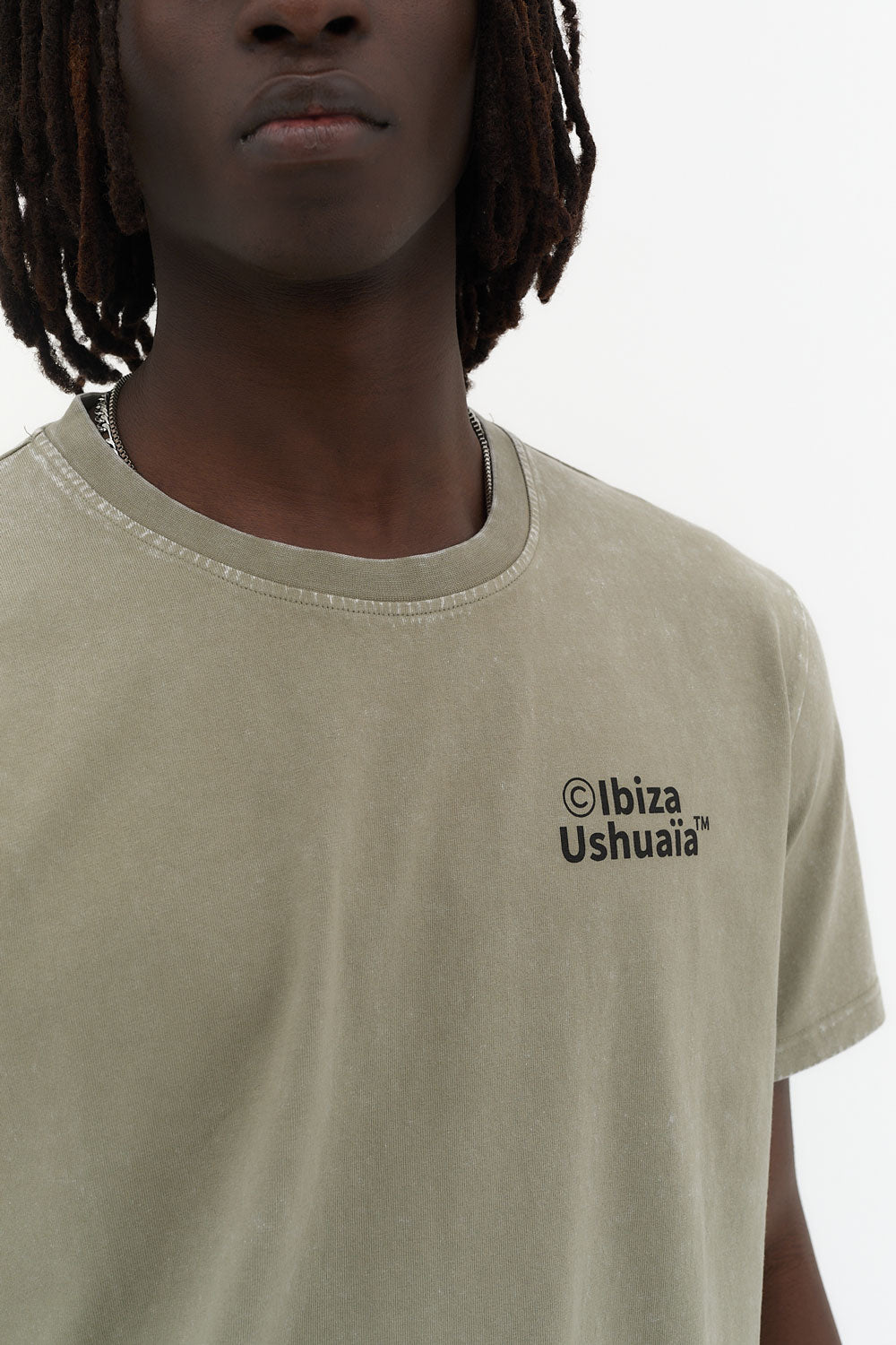 camiseta hombre algodón acid wash enzyme wash regular fit logo ushuaïa delantero y espalda