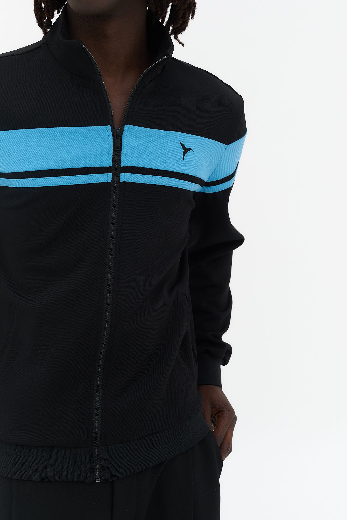 sudadera negra hombre cremallera banda azul