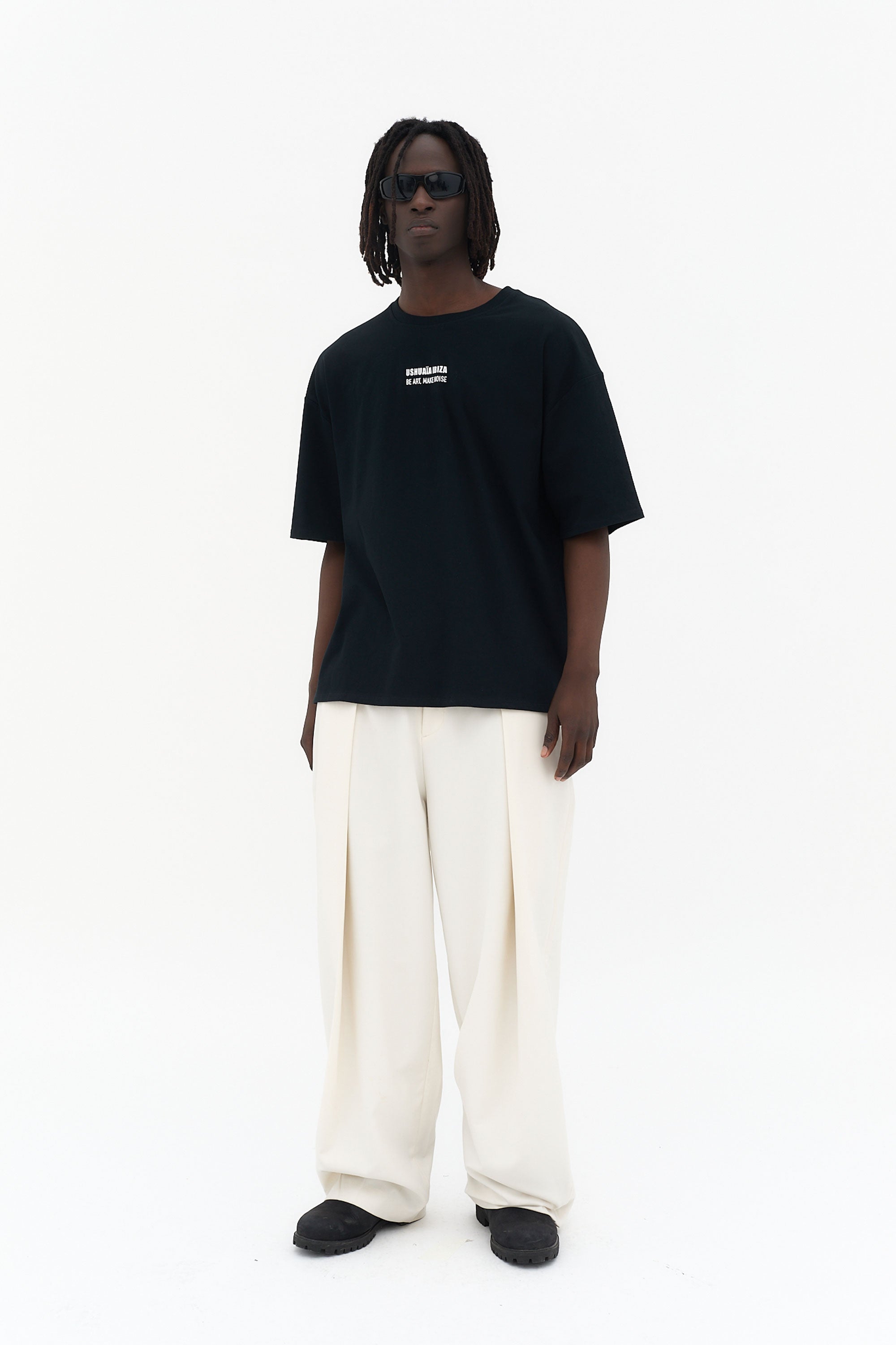 Camiseta negra super oversize Ushuaïa x Marcaccini con gráfico en la espalda