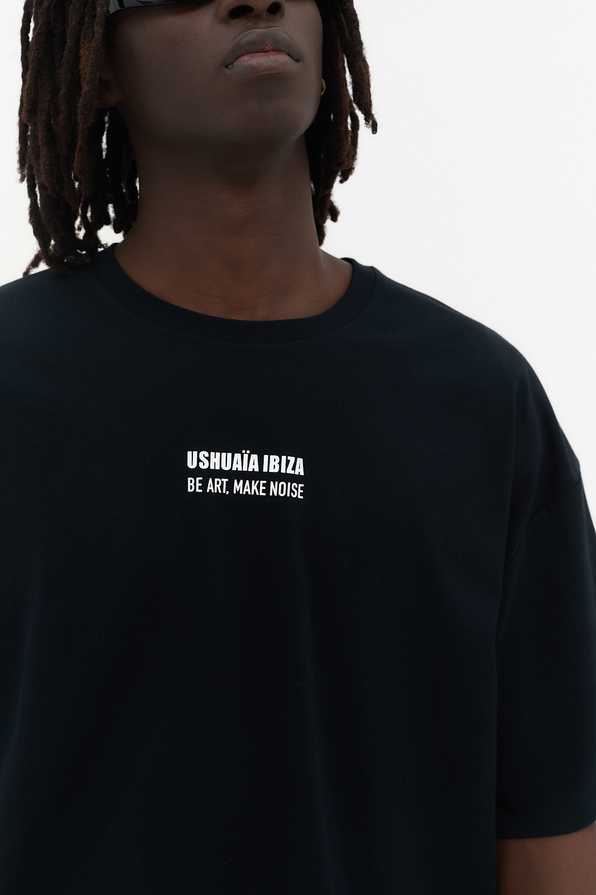 Camiseta negra super oversize Ushuaïa x Marcaccini con gráfico en la espalda