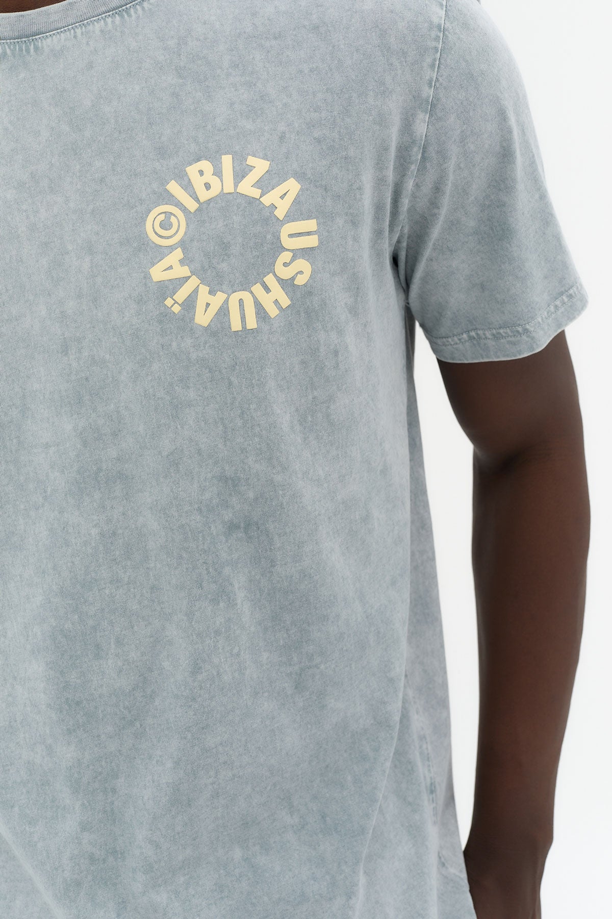 camiseta hombre algodón regular fit cuello redondo logo ushuaïa delantero y espalda