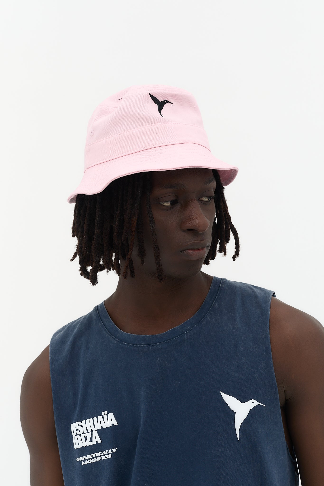 Bucket hat rosa bebé con logo Ushuaïa Ibiza bordado en la parte frontal y ala con costuras.