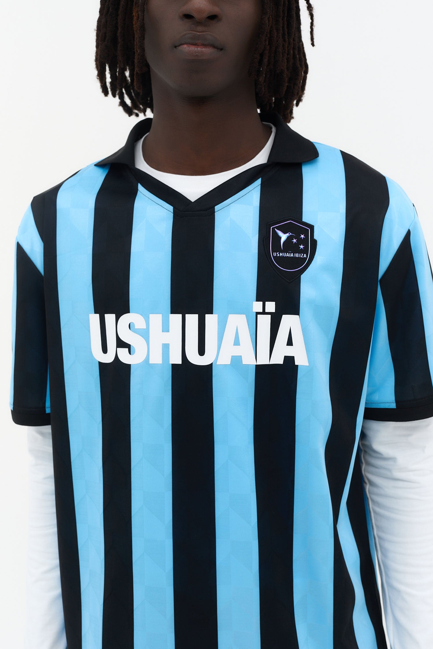 camiseta hombre rayas azul negro logo