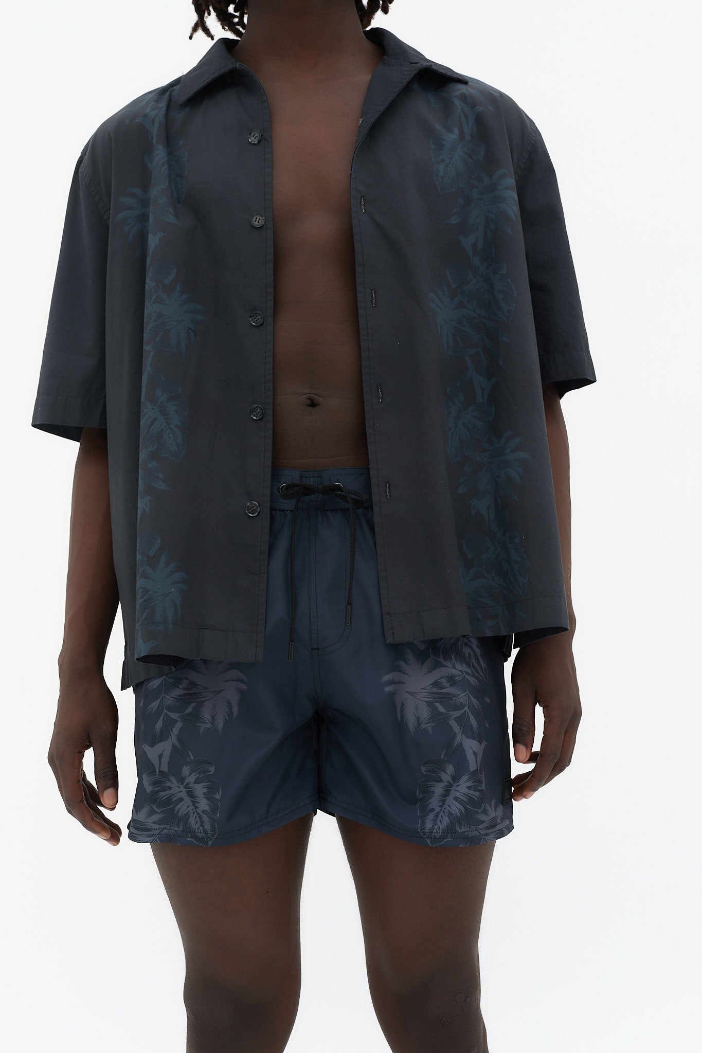 camisa hombre gris oscuro estampado tropical manga corta