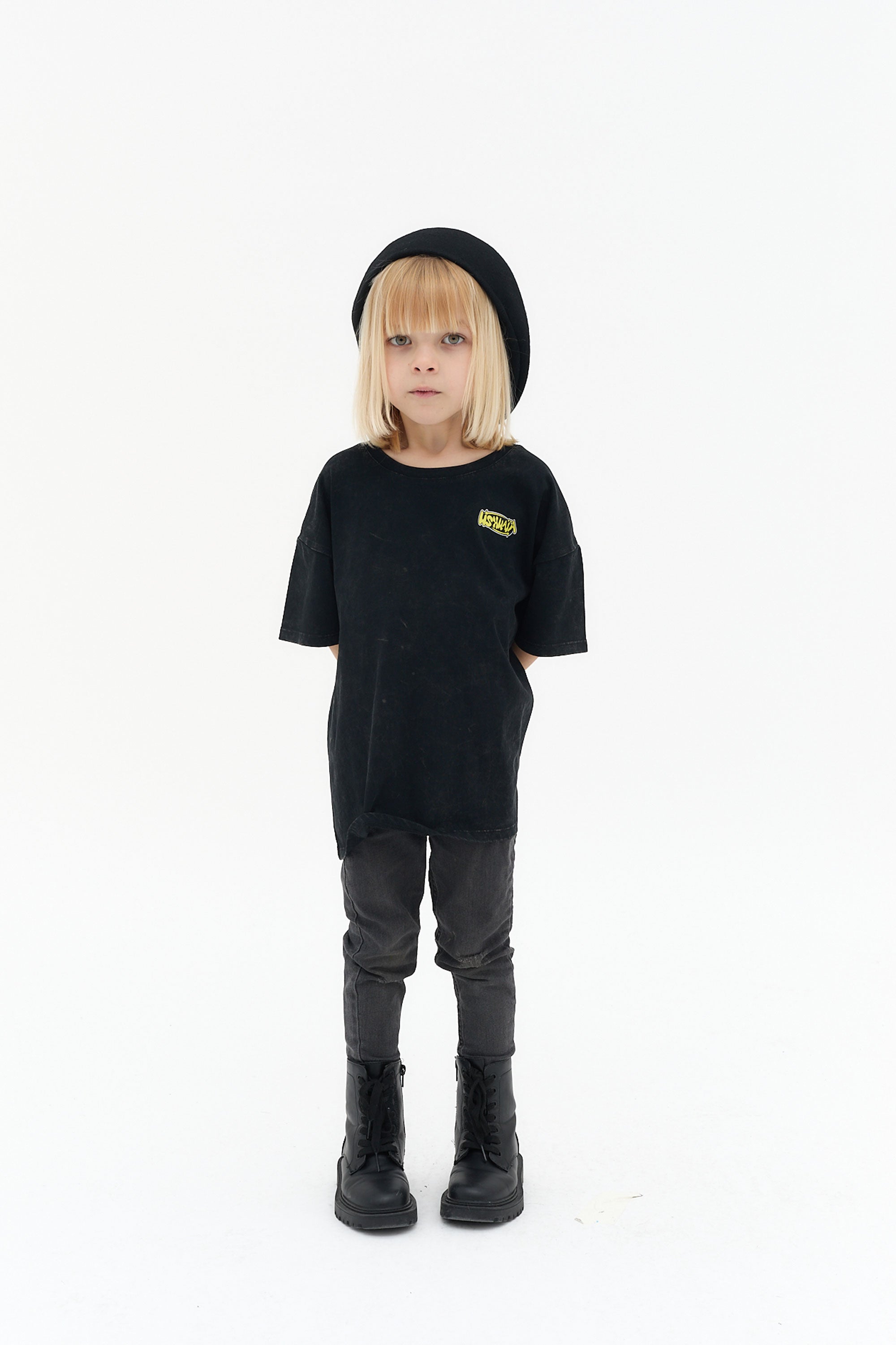 camiseta niño algodón negro acid wash logo ushuaïa