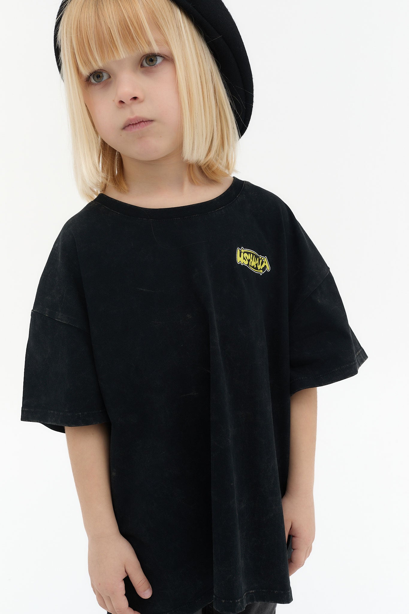 camiseta niño algodón negro acid wash logo ushuaïa