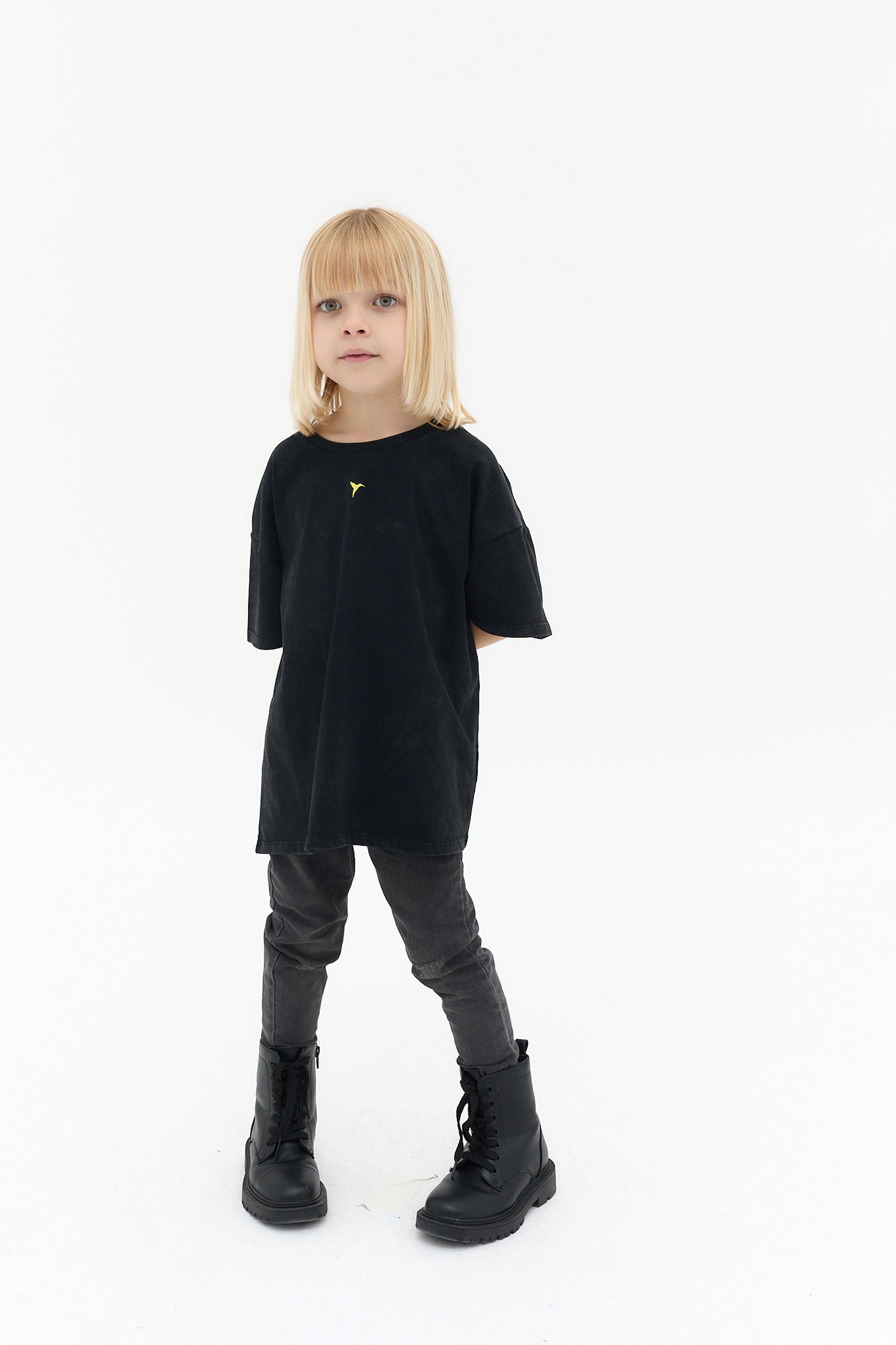 camiseta niño algodón gris oscuro acid wash logo ushuaïa