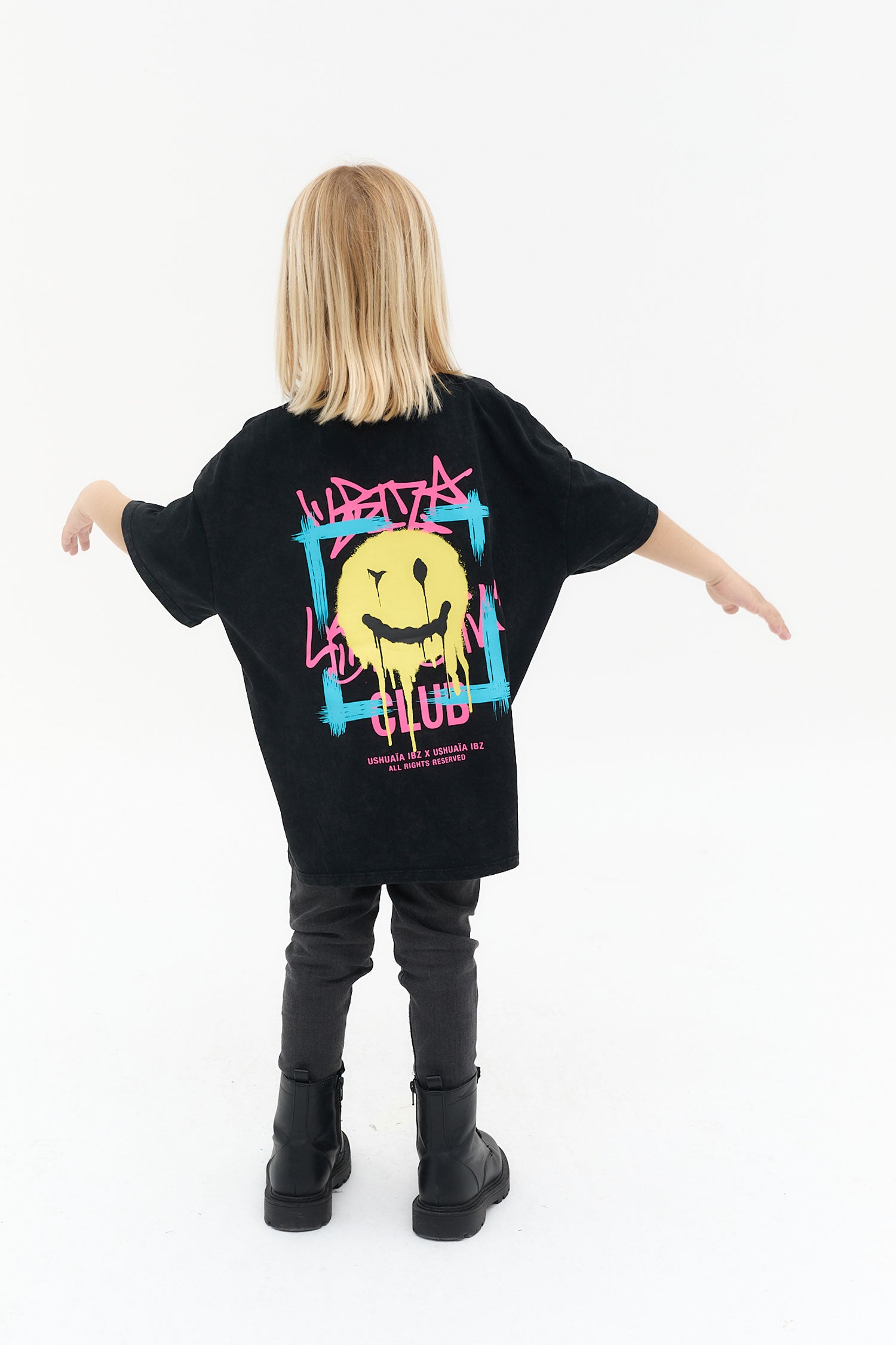 camiseta niño algodón gris oscuro acid wash logo ushuaïa