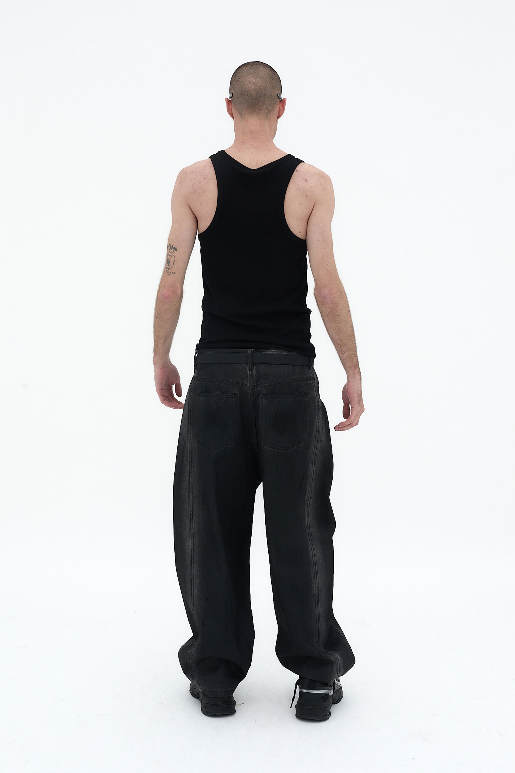 Camiseta sin mangas ajustada negra Ushuaïa en tejido rib con logo bordado en el frente