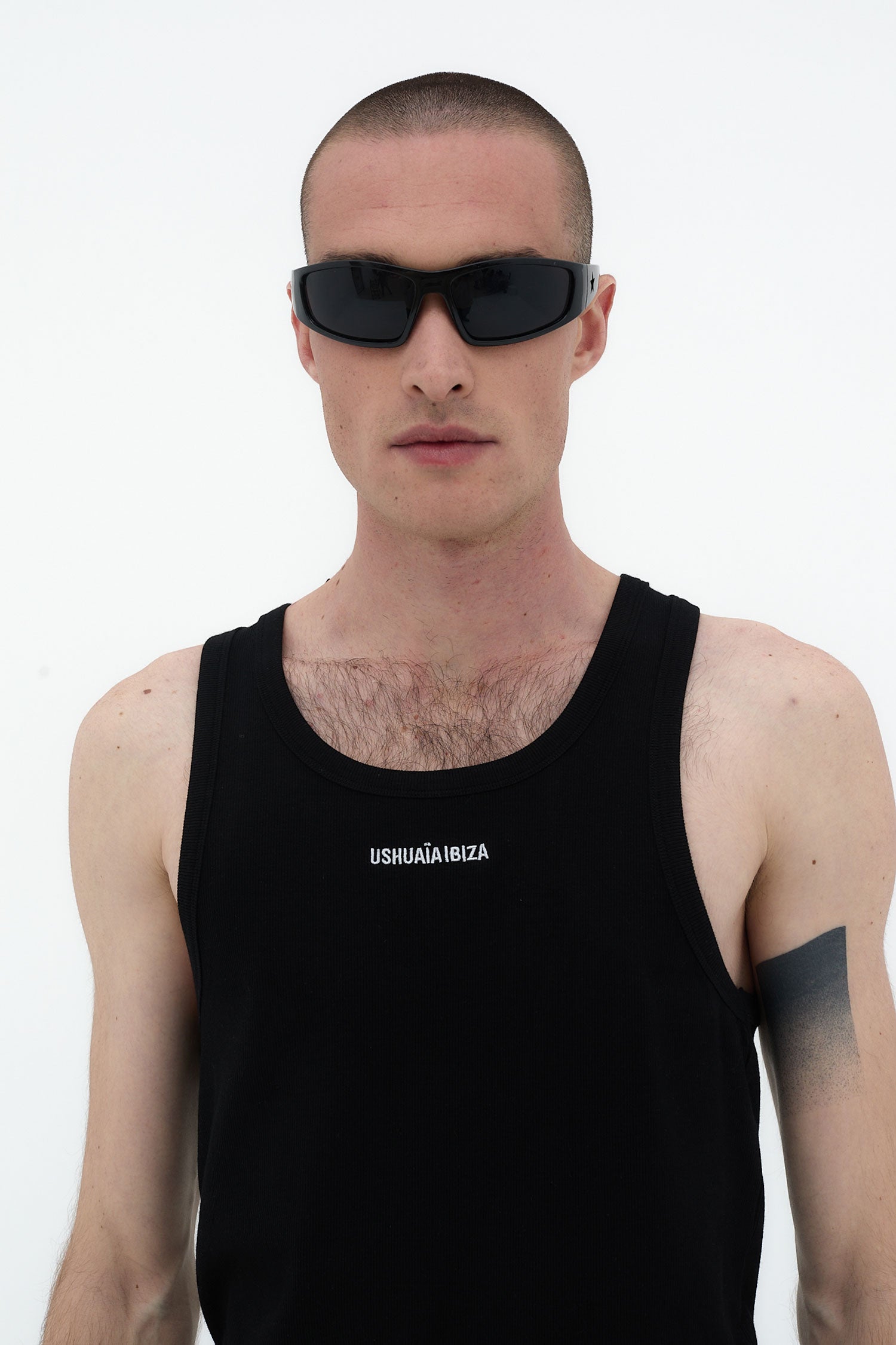 Camiseta sin mangas ajustada negra Ushuaïa en tejido rib con logo bordado en el frente