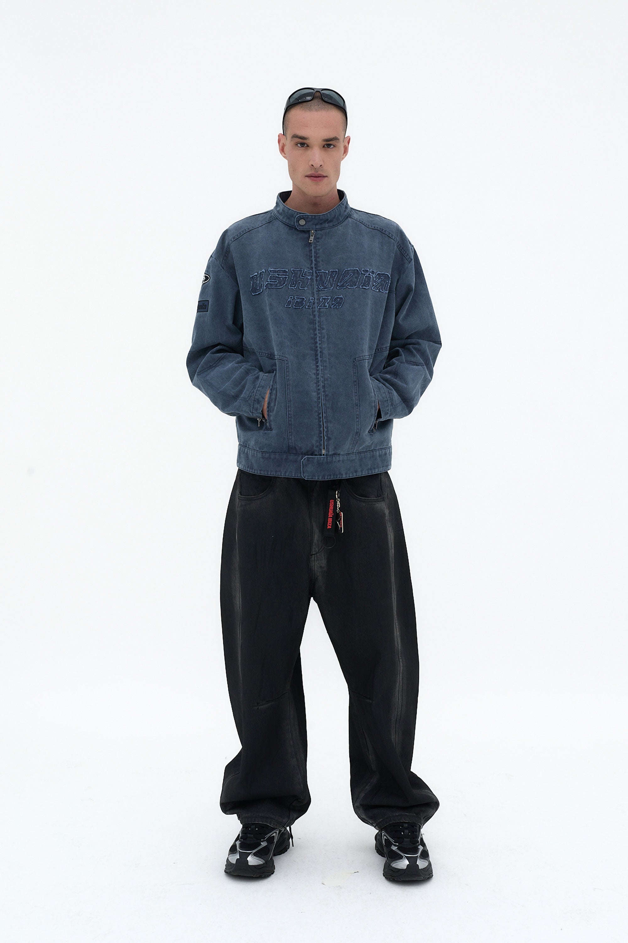 chaqueta hombre azul lavado cremallera frontal cuello alto