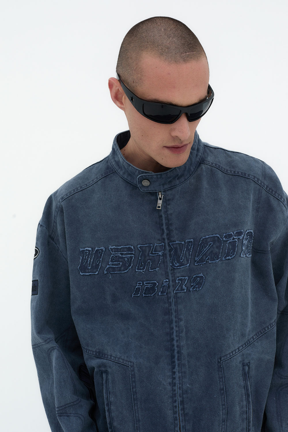chaqueta hombre azul lavado cremallera frontal cuello alto