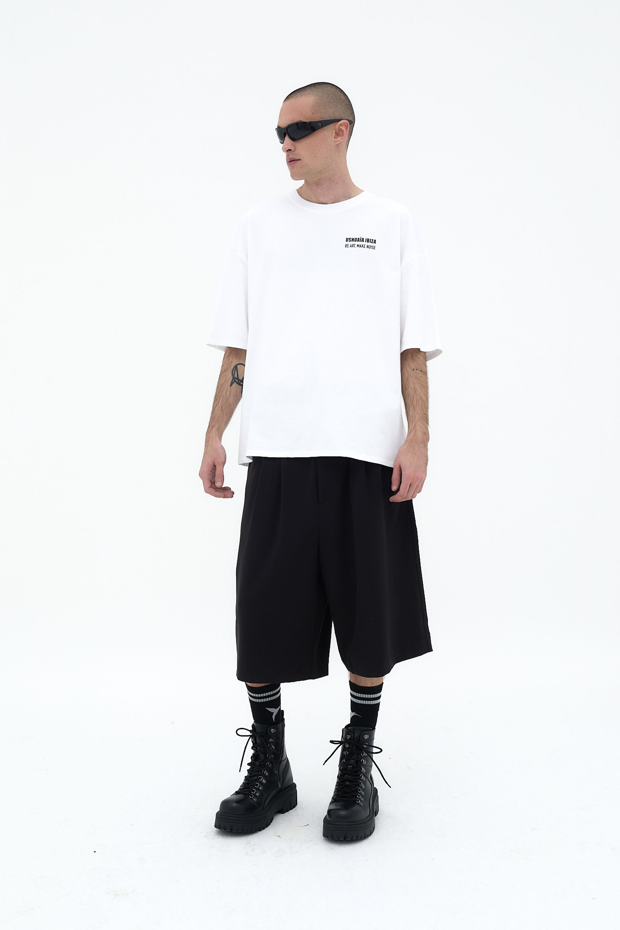 Camiseta blanca super oversize Ushuaïa x Andrea Marcaccini con gráfico en la espalda