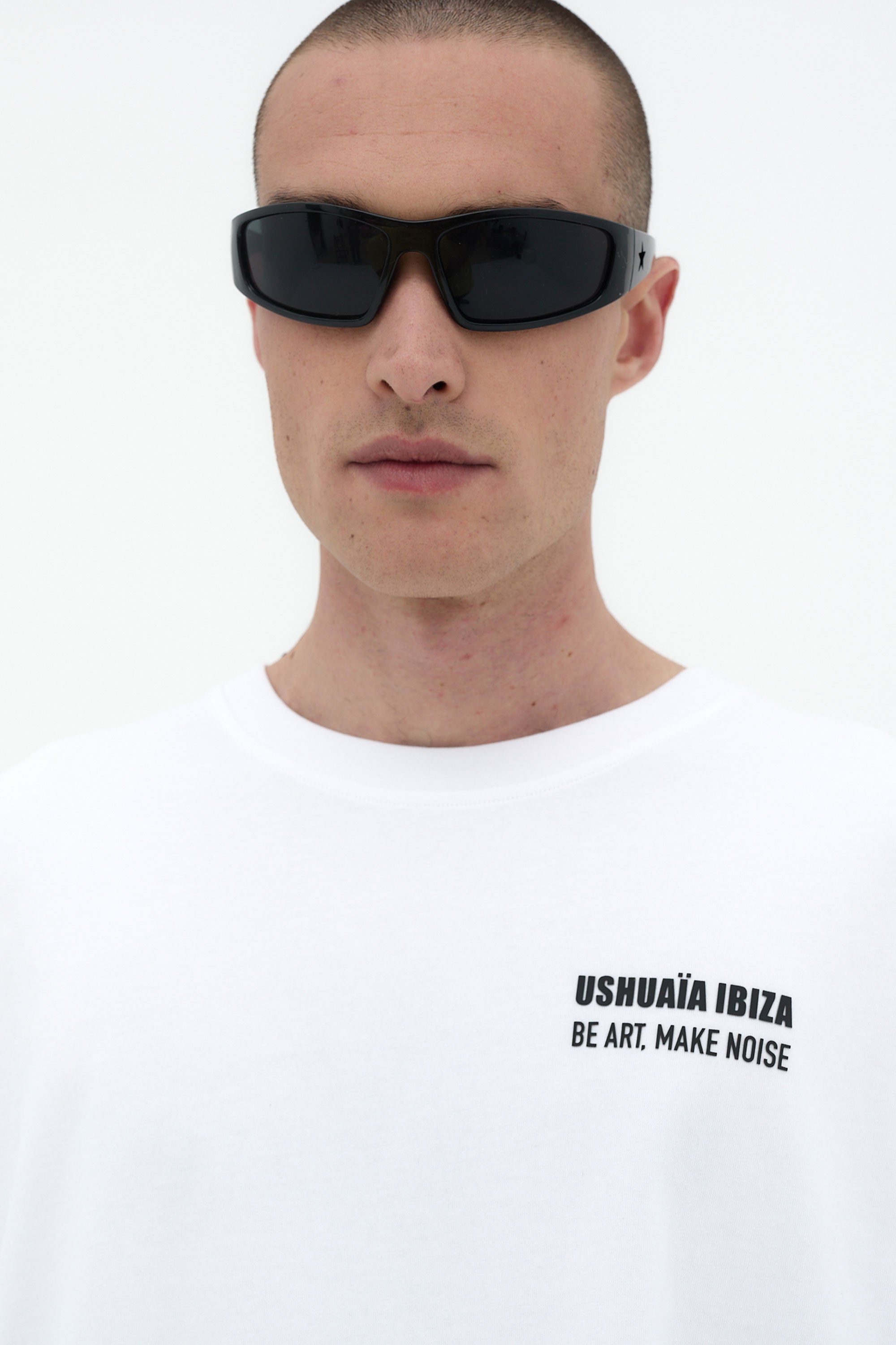 Camiseta blanca super oversize Ushuaïa x Andrea Marcaccini con gráfico en la espalda