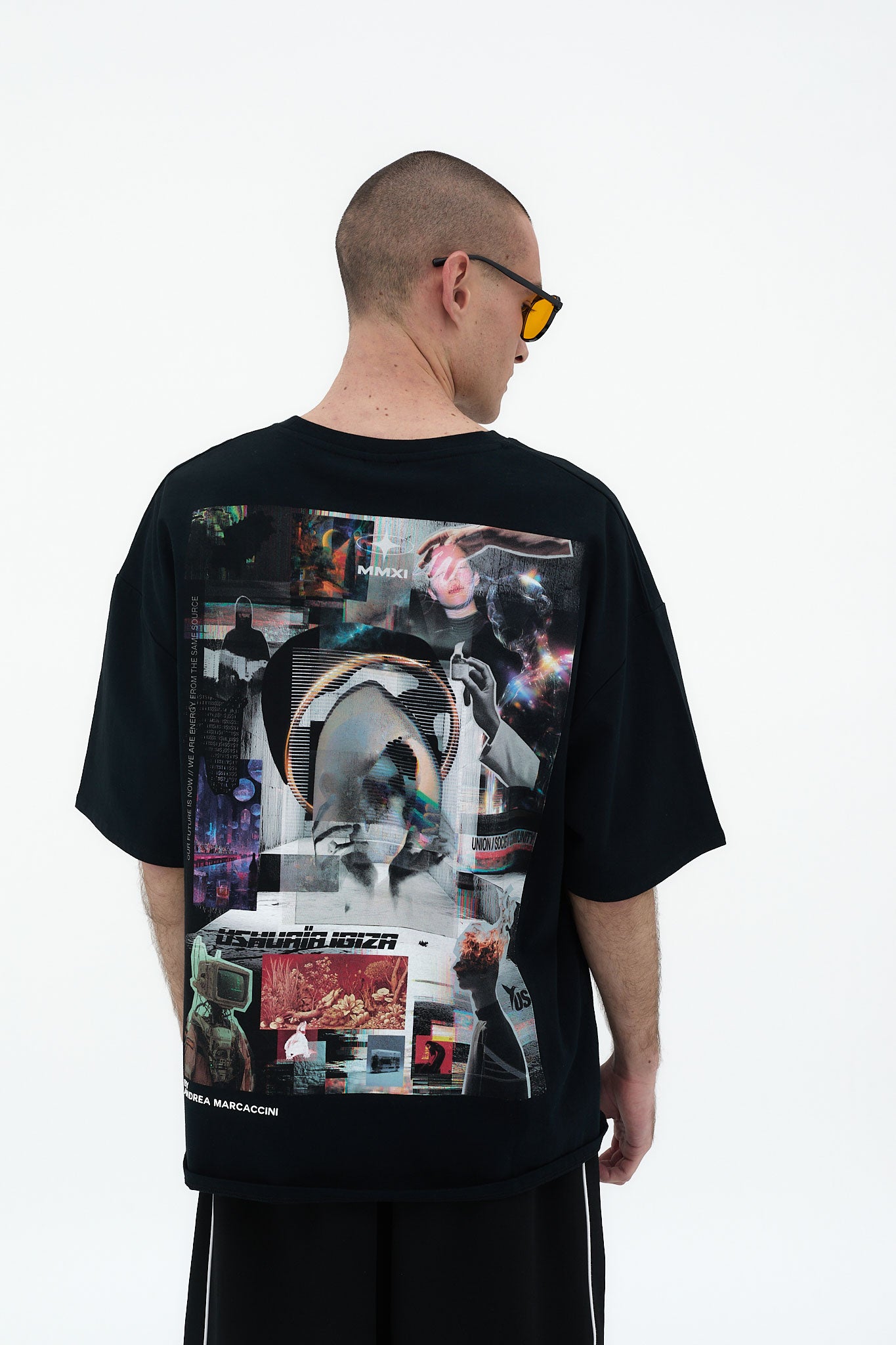 Camiseta negra super oversize Ushuaïa x Marcaccini con gráfico en la espalda