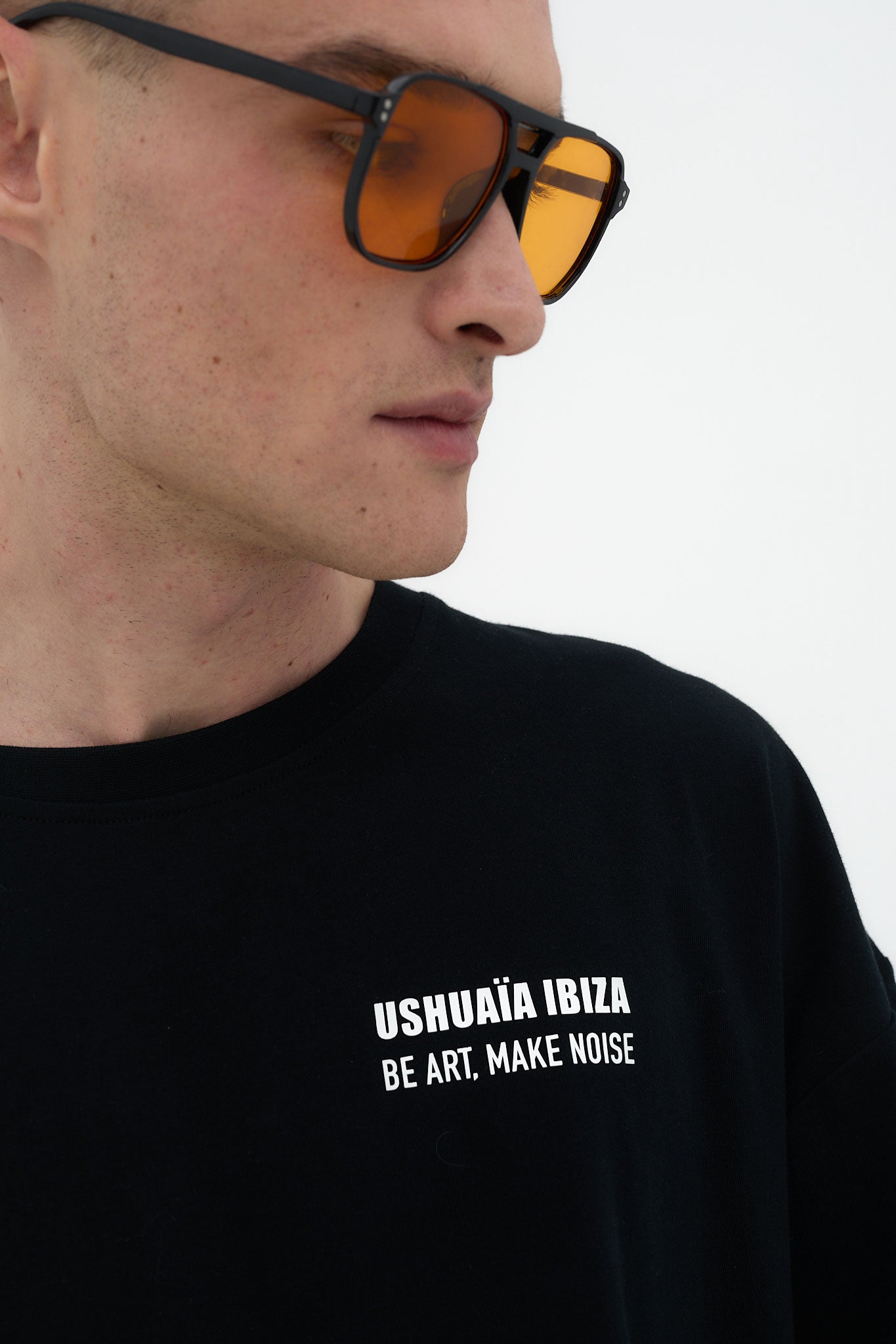 Camiseta negra super oversize Ushuaïa x Marcaccini con gráfico en la espalda