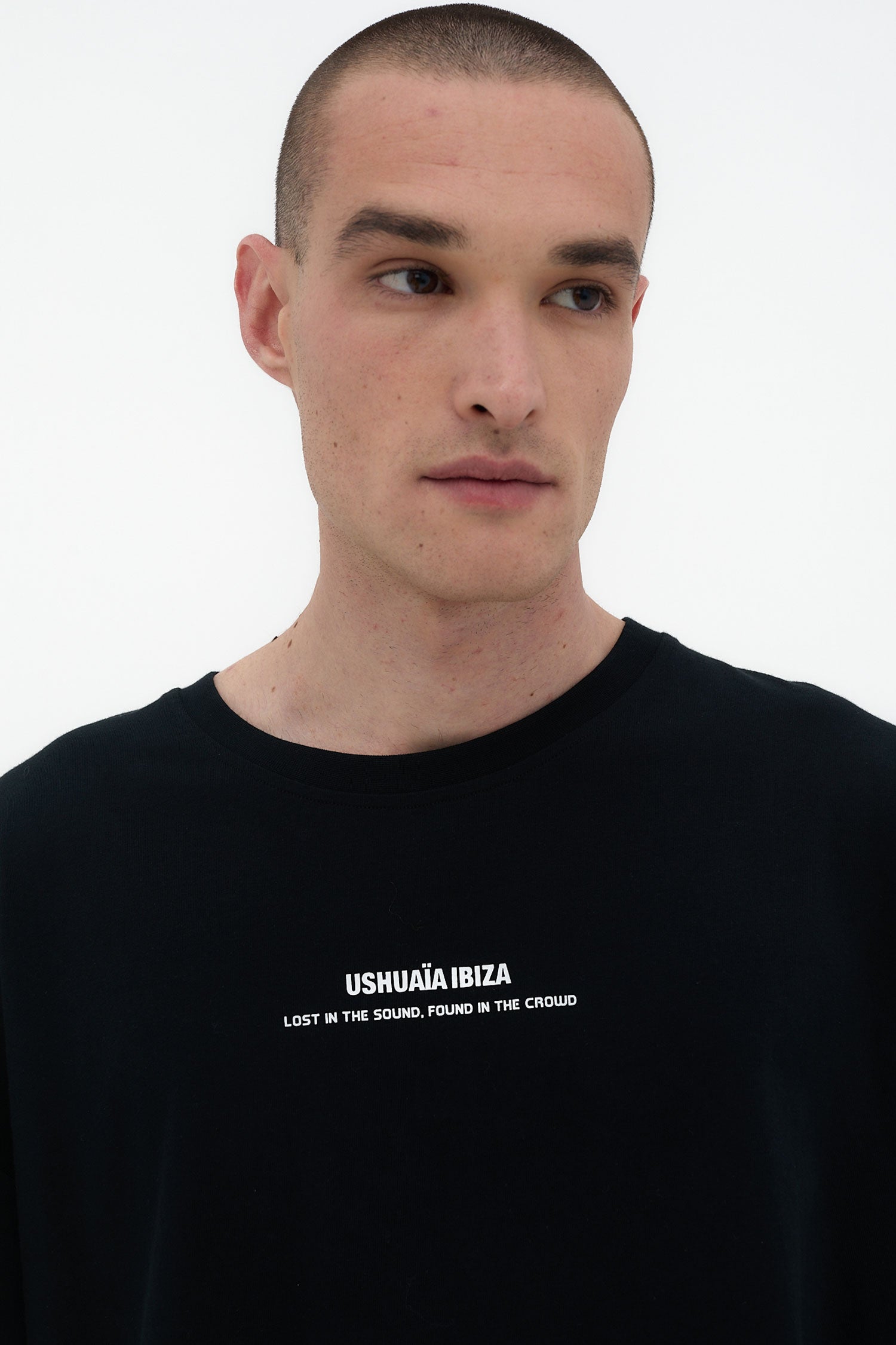 Camiseta negra super oversize Ushuaïa x Marcaccini con gráfico en la espalda