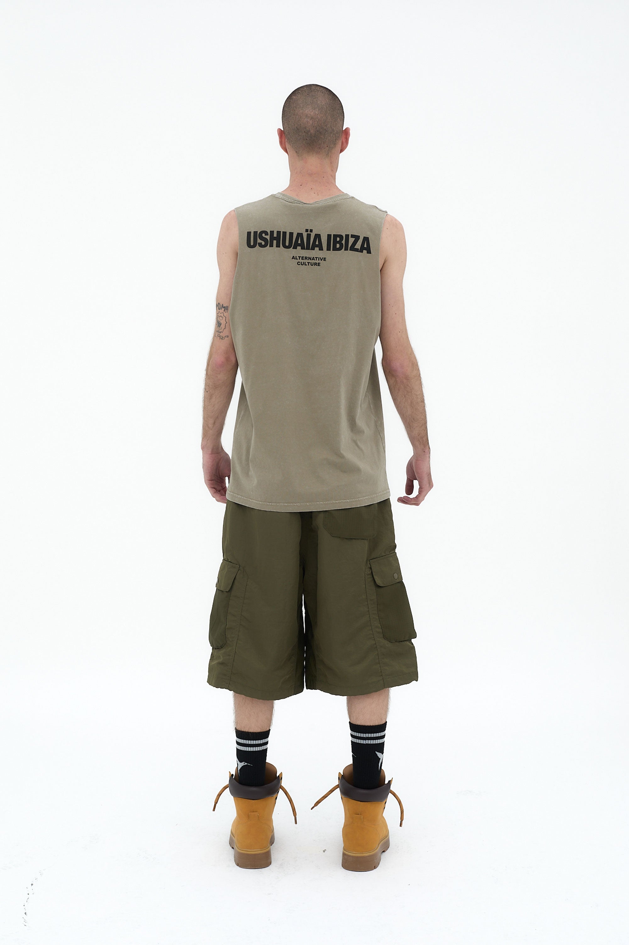 camiseta sin mangas hombre algodón acid wash enzyme wash regular fit logo ushuaïa frontal