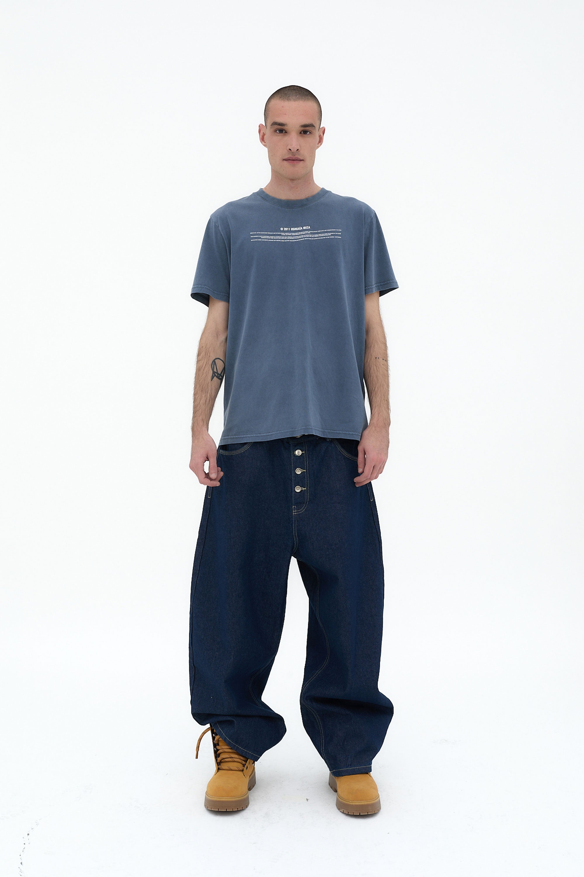 camiseta hombre algodón acid wash regular fit logo ushuaïa delantero y espalda