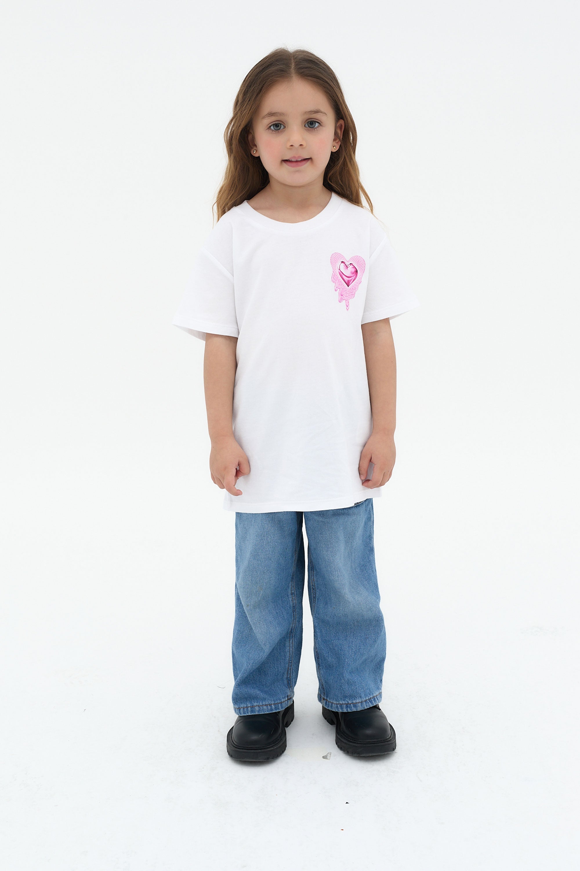 camiseta niña blanca corazon rosa ushuaia logo