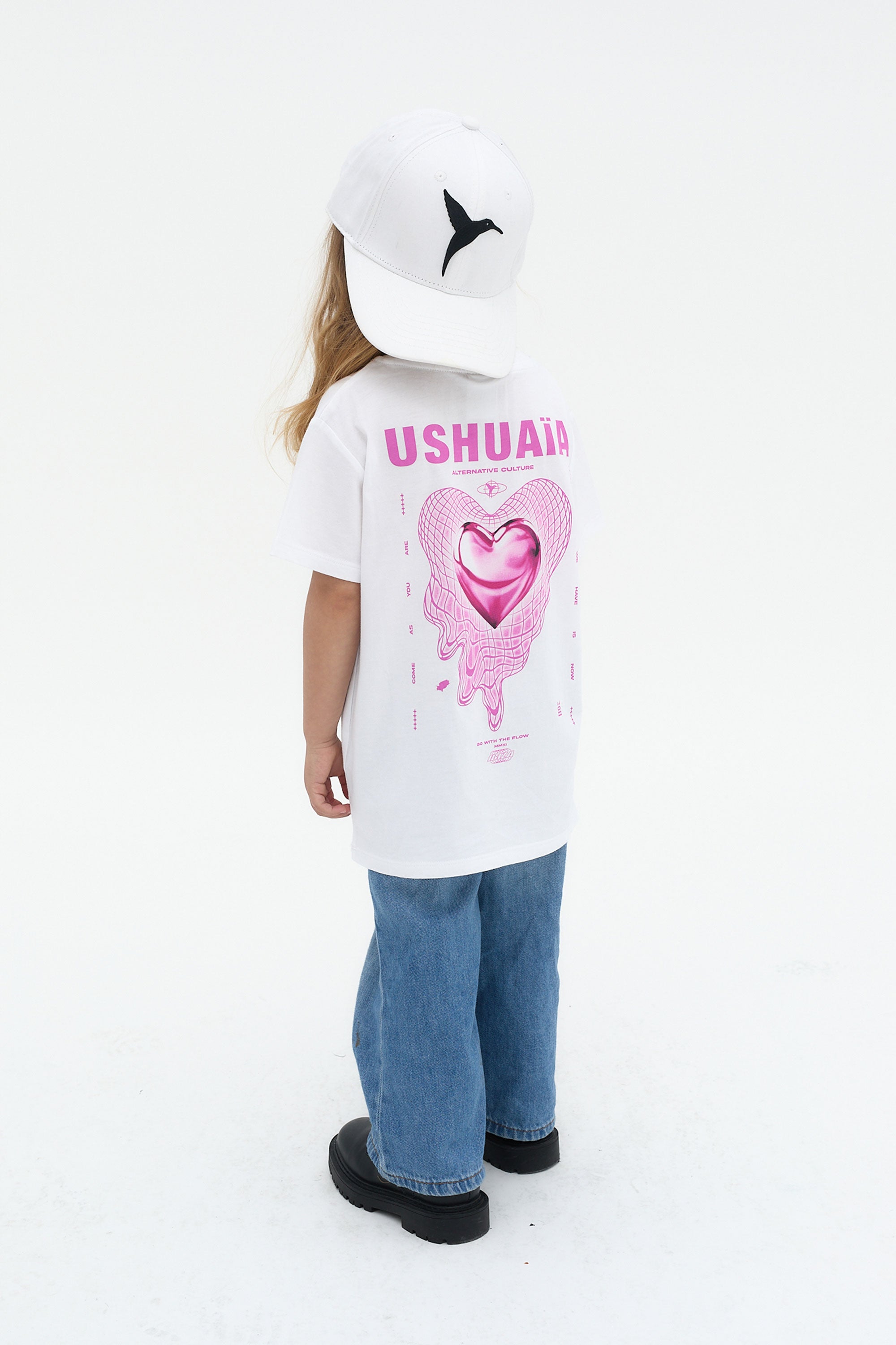 camiseta niña blanca corazon rosa ushuaia logo