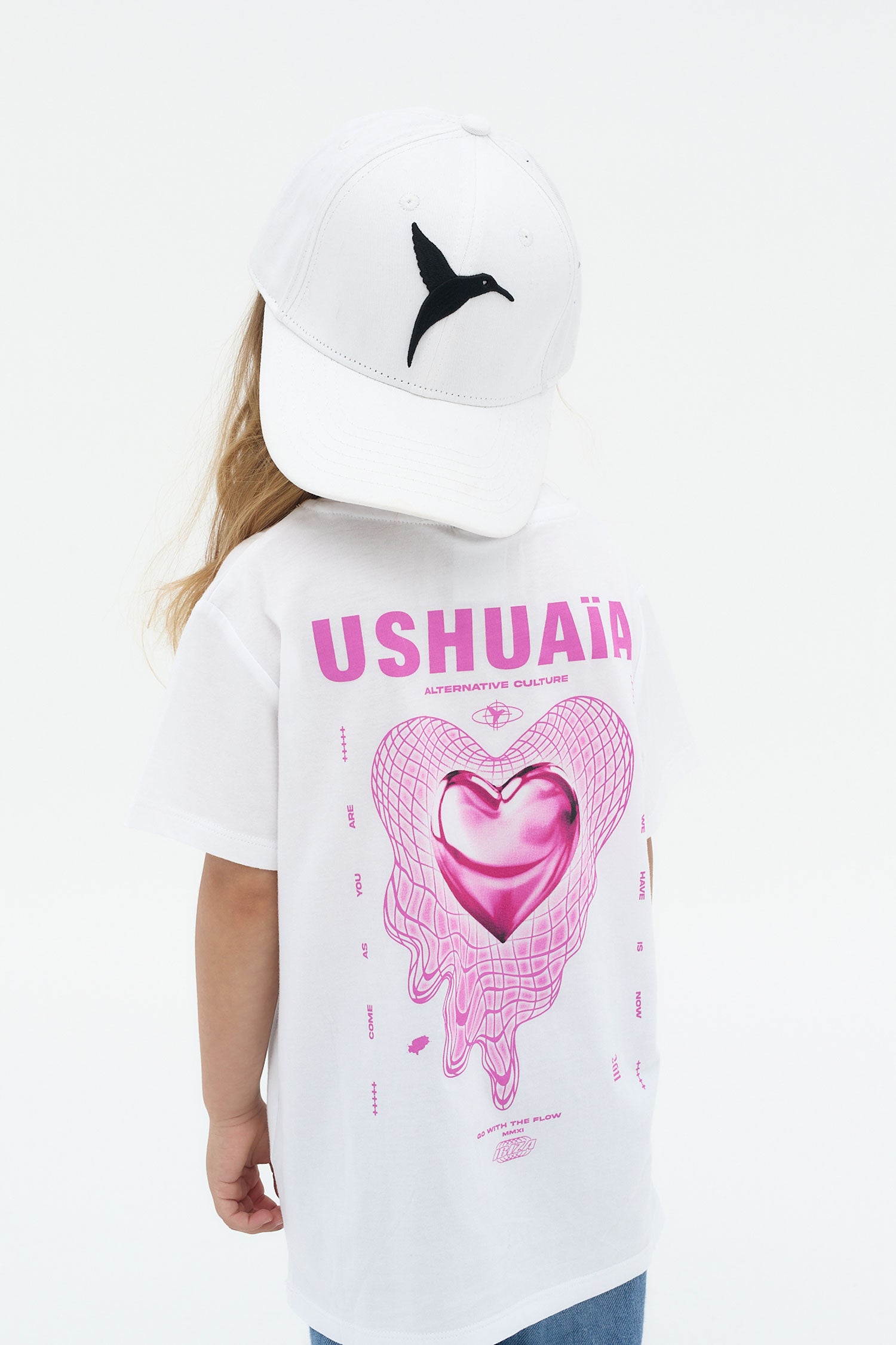 camiseta niña blanca corazon rosa ushuaia logo