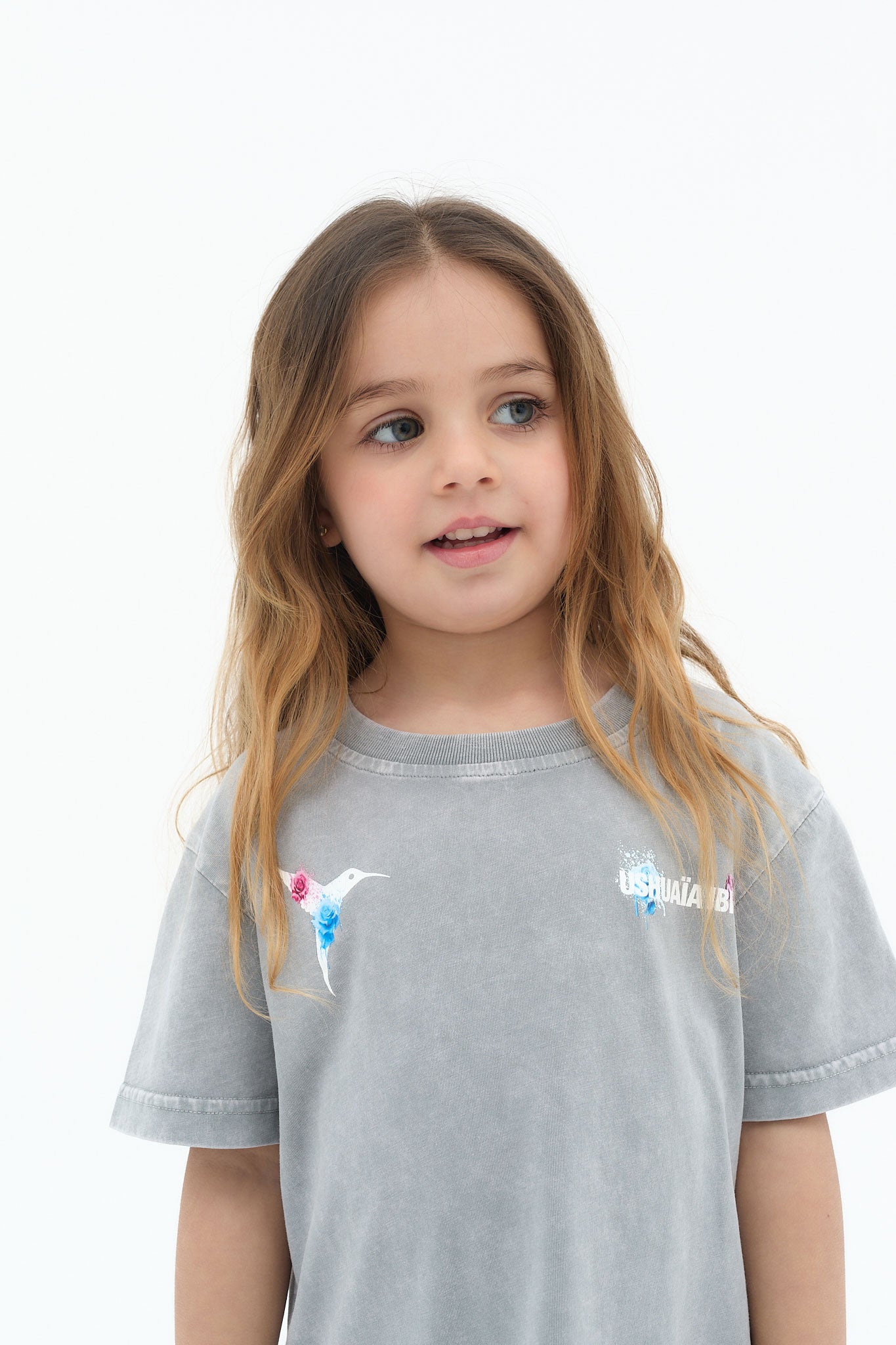 camiseta niña gris acid wash logo ushuaia