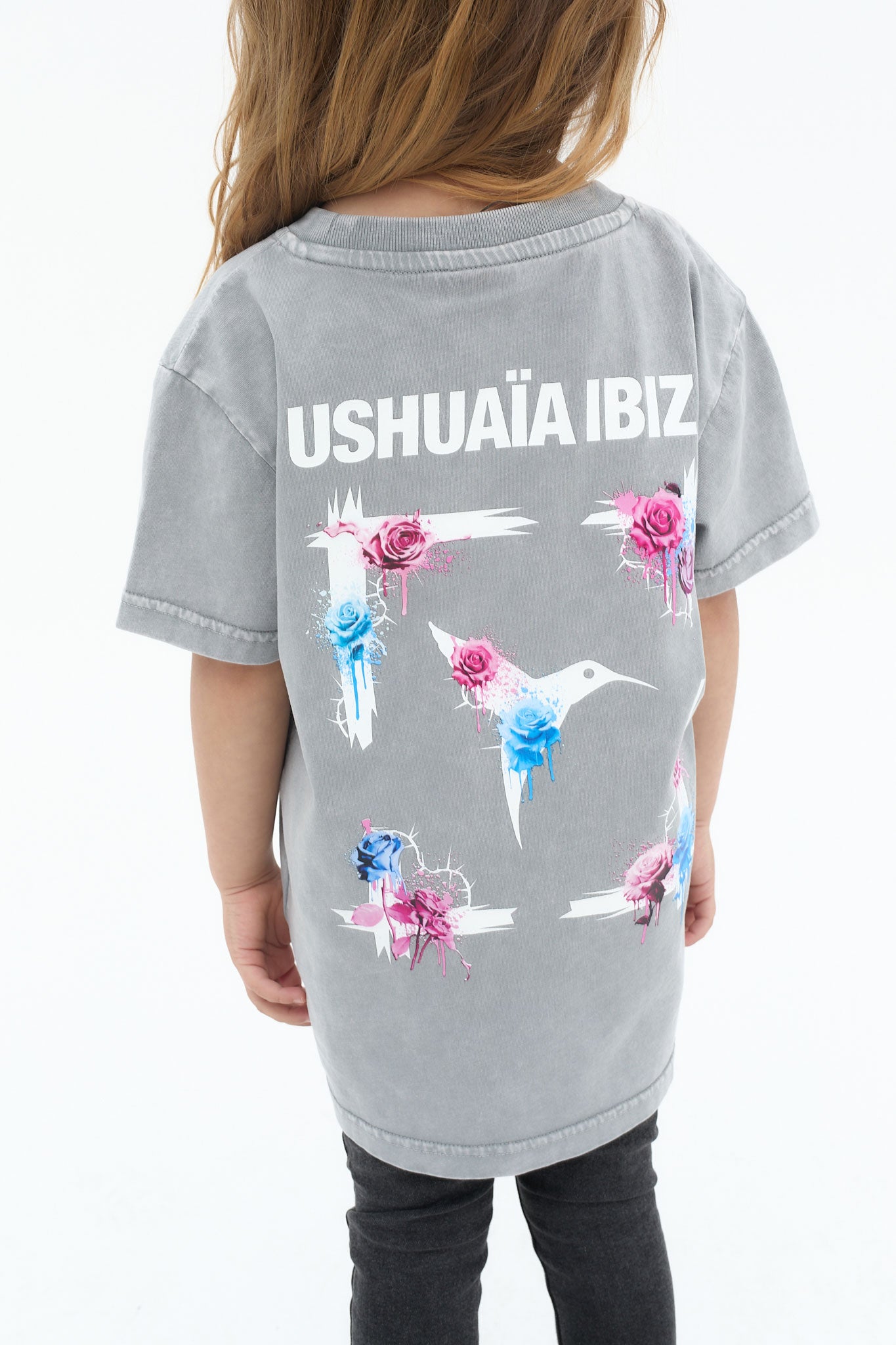 camiseta niña gris acid wash logo ushuaia