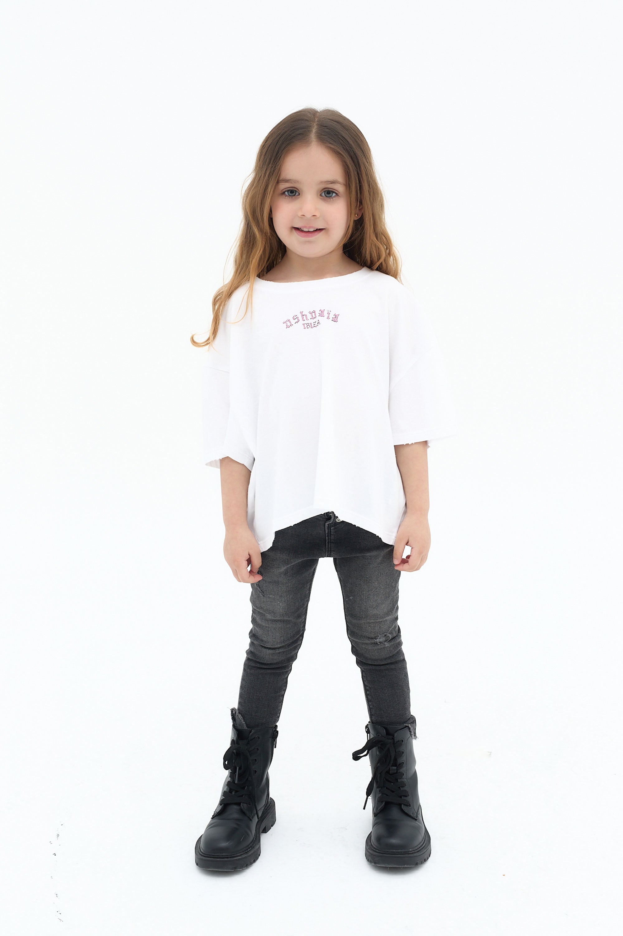 camiseta niña blanca cropped logo ushuaia