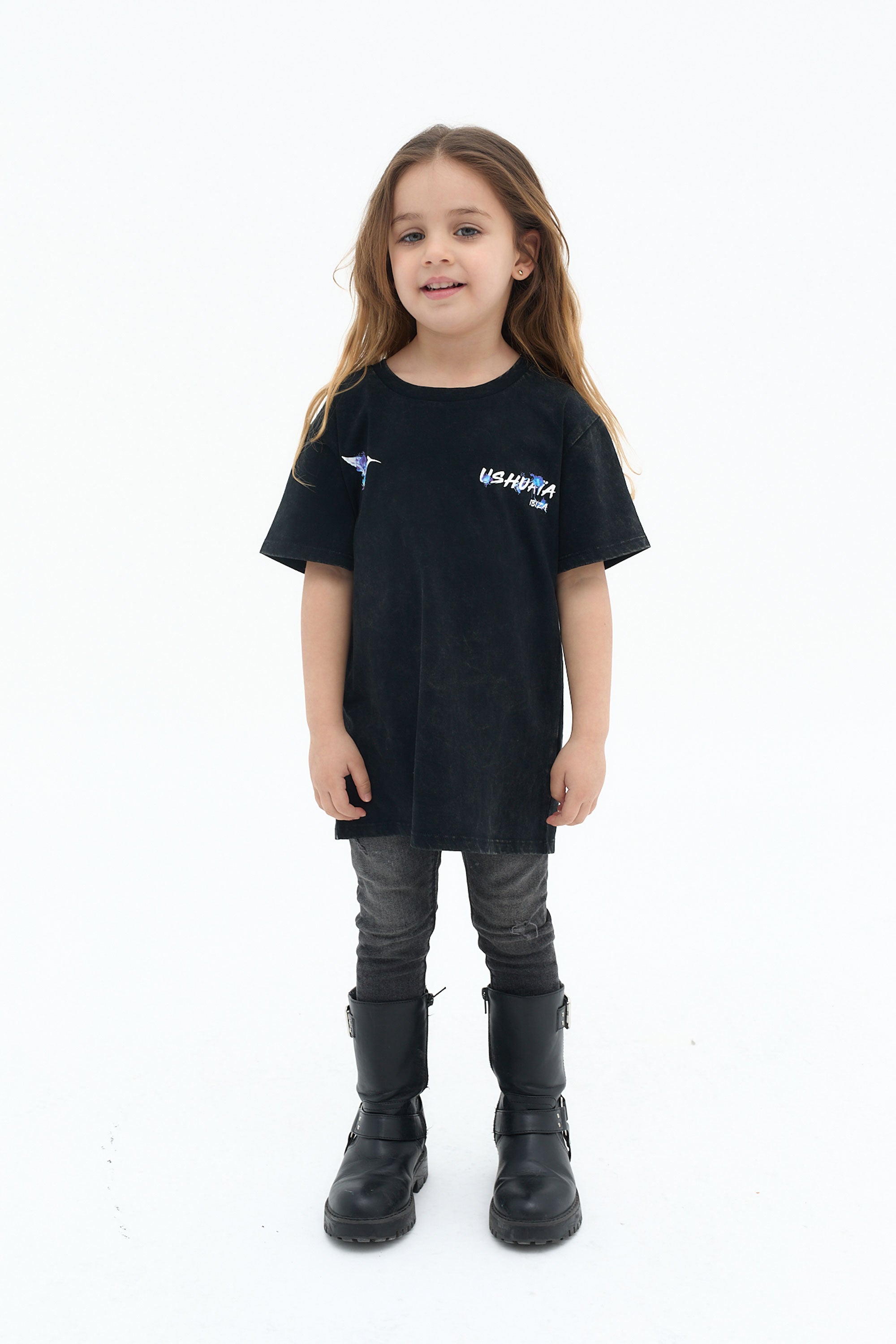 camiseta niña negra acid wash logo ushuaïa