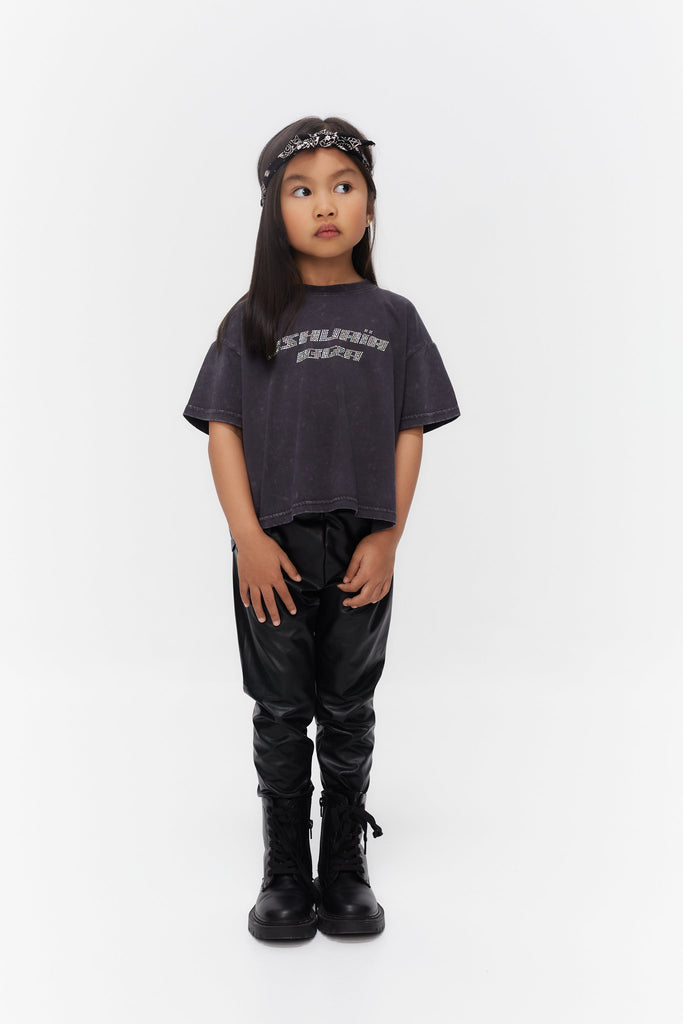 Round neck t-shirt with washed sleeves with fade out effect. Contrast combined print detail on the front with rhinestones.
COMPOSITION:   
100% Cotton