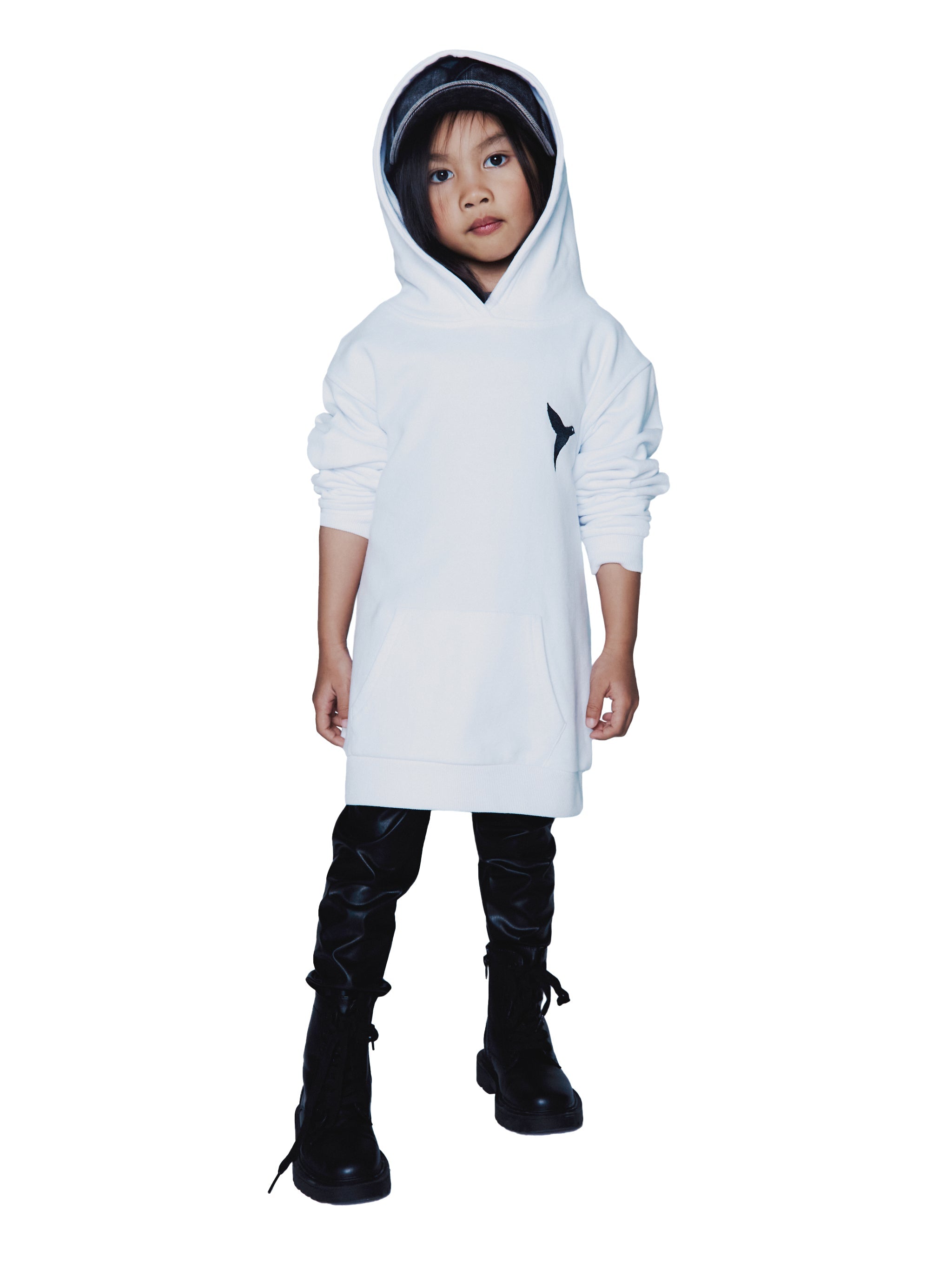 Hoodie with long sleeves washed with peach effect. Contrast combined print detail on the front. Kangaroo pocket on the front. Ribbed finishes.  