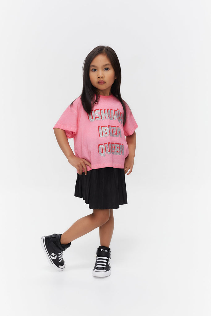 Cropped round neck and short sleeve washed t-shirt with oil dirty wash effect. Detail of contrasting combined print on front and back with glitter.
COMPOSITION :  
50% Cotton 50% Modal 