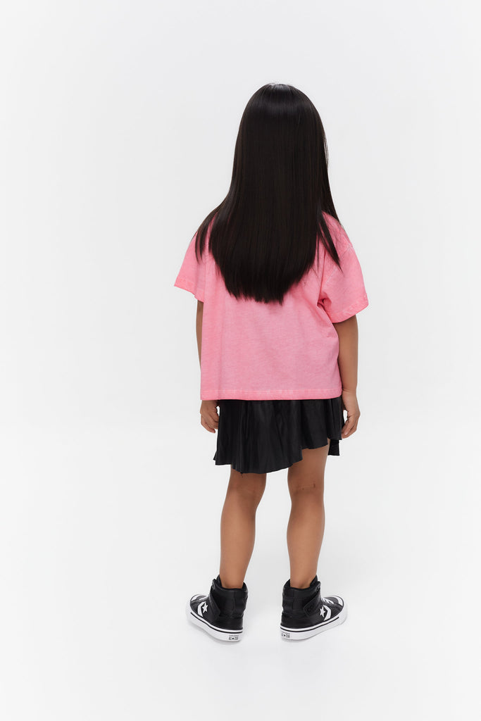 Cropped round neck and short sleeve washed t-shirt with oil dirty wash effect. Detail of contrasting combined print on front and back with glitter.
COMPOSITION :  
50% Cotton 50% Modal 