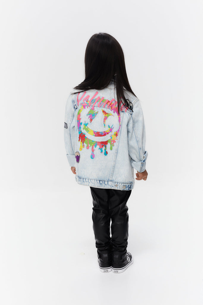 Jacket with lapel collar and long sleeves. Front pockets. Front closure with snaps. Detail of patches applied on the front and embroidered print on the back.