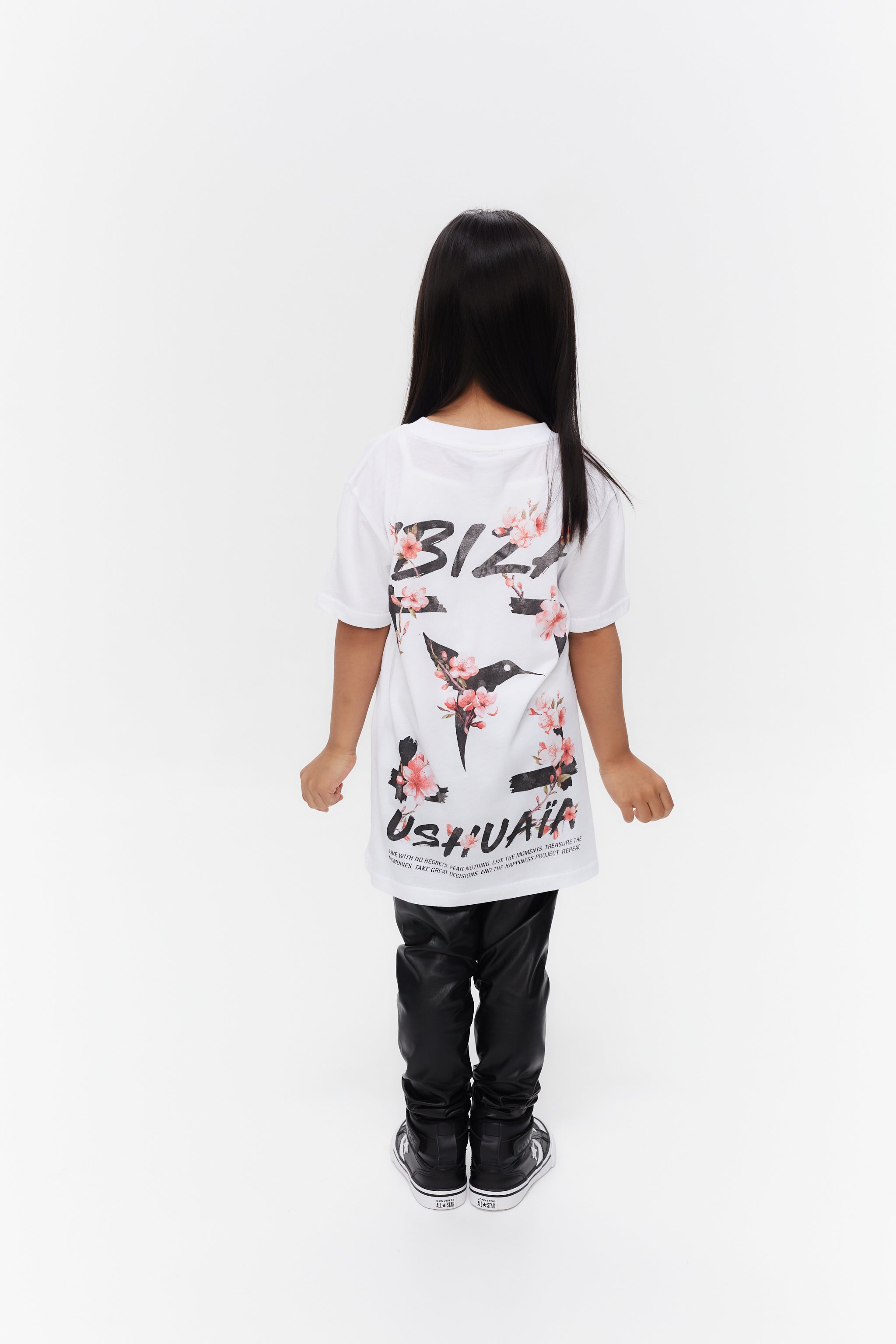 Round neck and sleeve t-shirt. Contrast combined print detail on front and back.
COMPOSITION:    
50% Cotton 50% Modal 