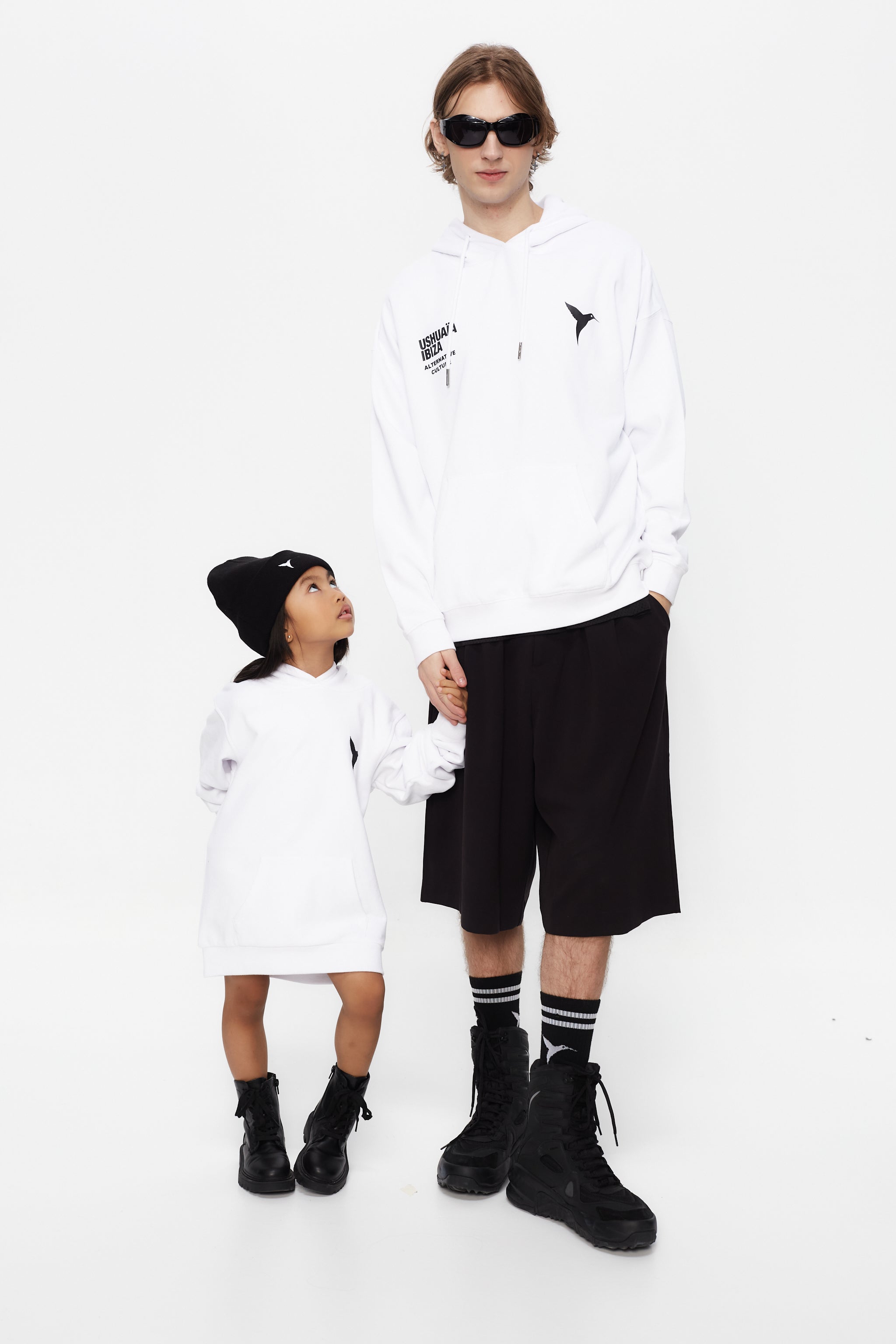 Hoodie with long sleeves washed with peach effect. Contrast combined print detail on the front. Kangaroo pocket on the front. Ribbed finishes.  