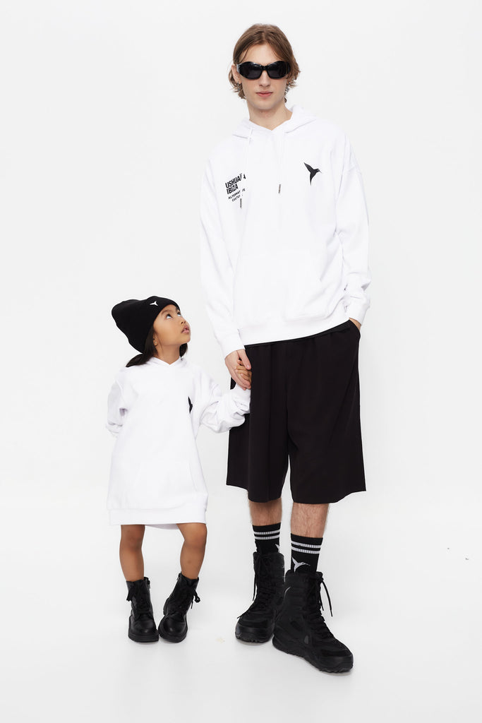 Hoodie with long sleeves washed with peach effect. Contrast combined print detail on the front. Kangaroo pocket on the front. Ribbed finishes.  