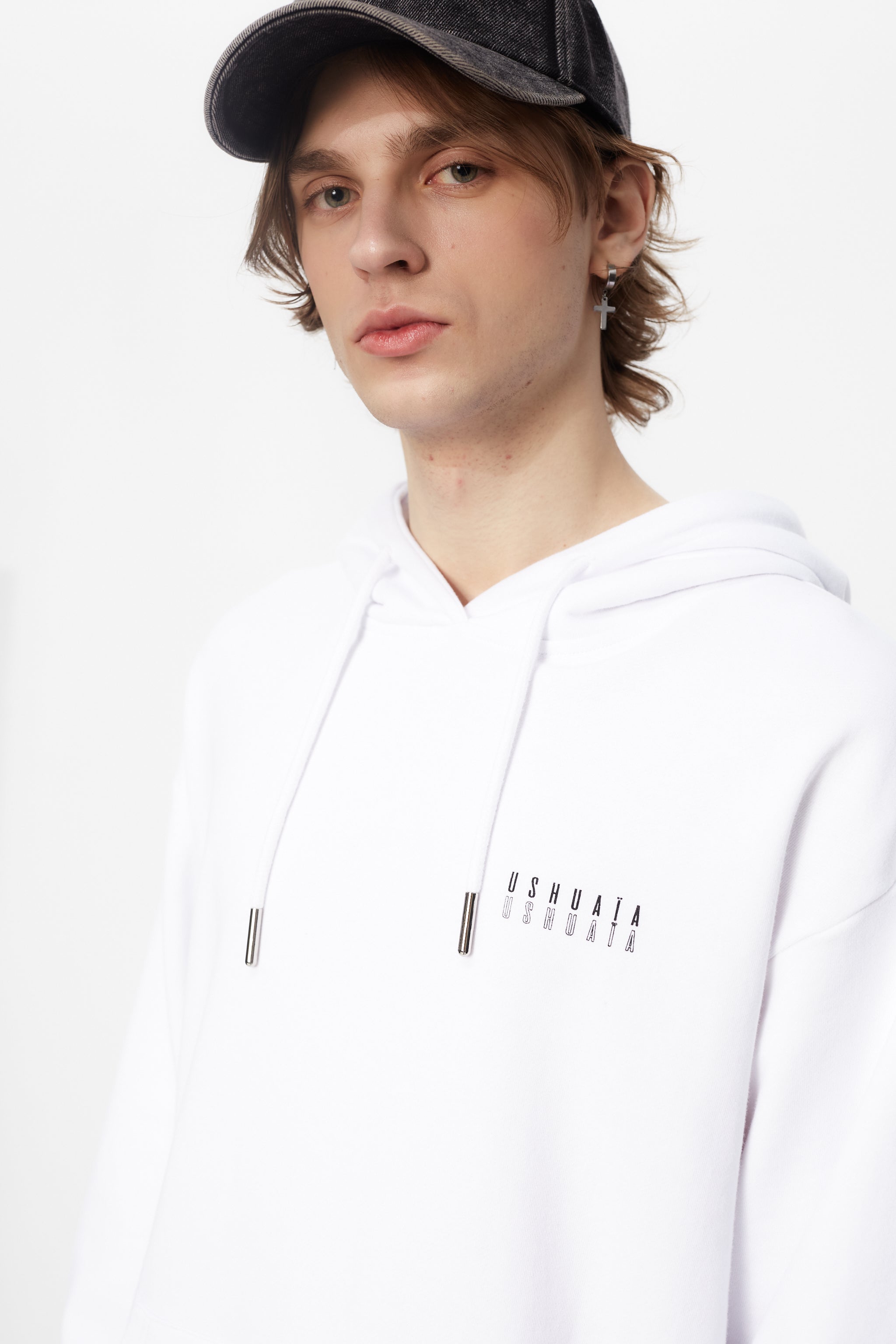 Oversized sweatshirt with adjustable hood with drawstring and long sleeves. Contrast combined print detail on front and back. Kangaroo pocket on the front. Ribbed finishes.  
LIMITED EDITION 
COMPOSITION:    
100% Cotton